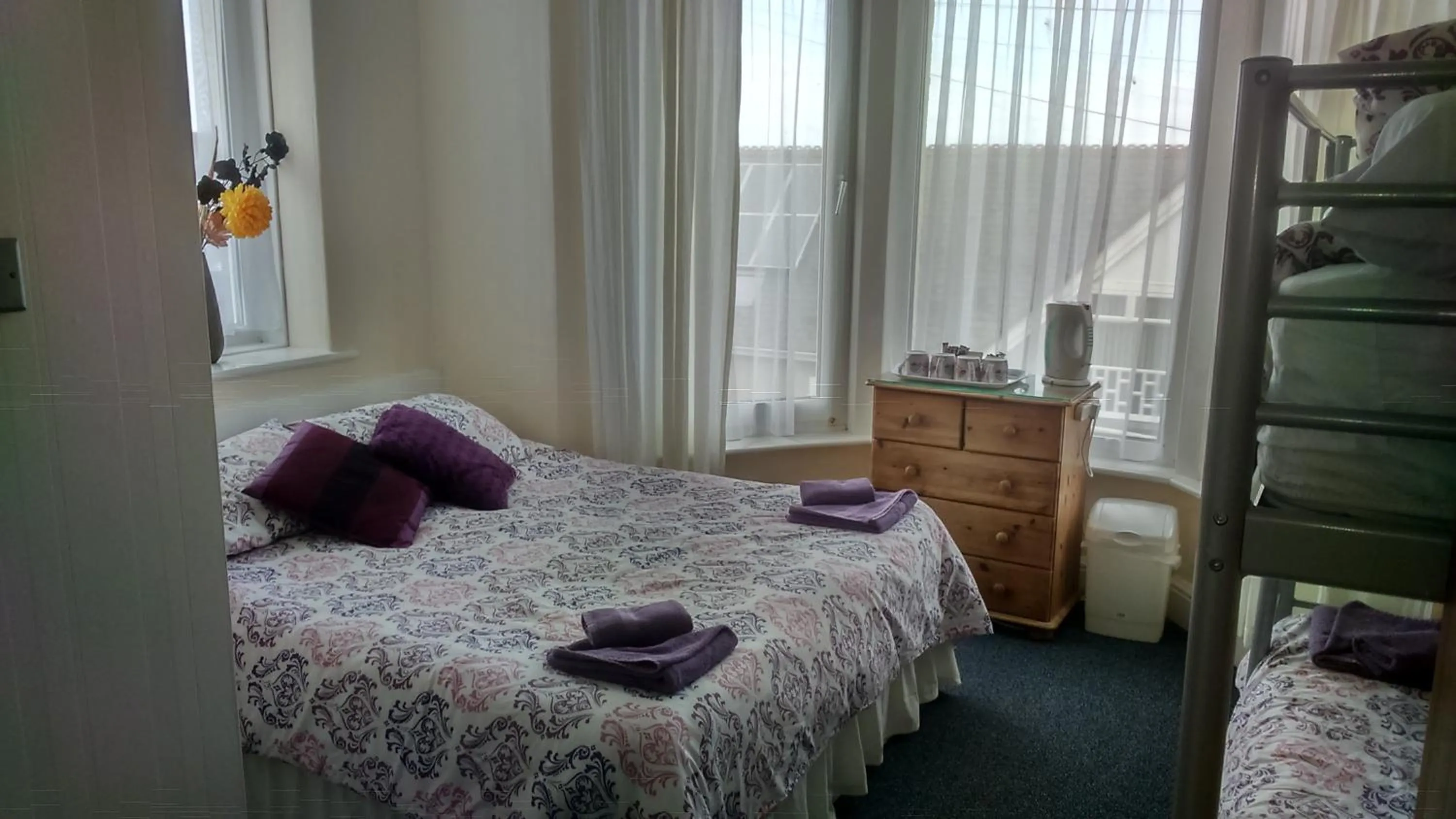 Photo of the whole room, Bed in Smugglers Rest