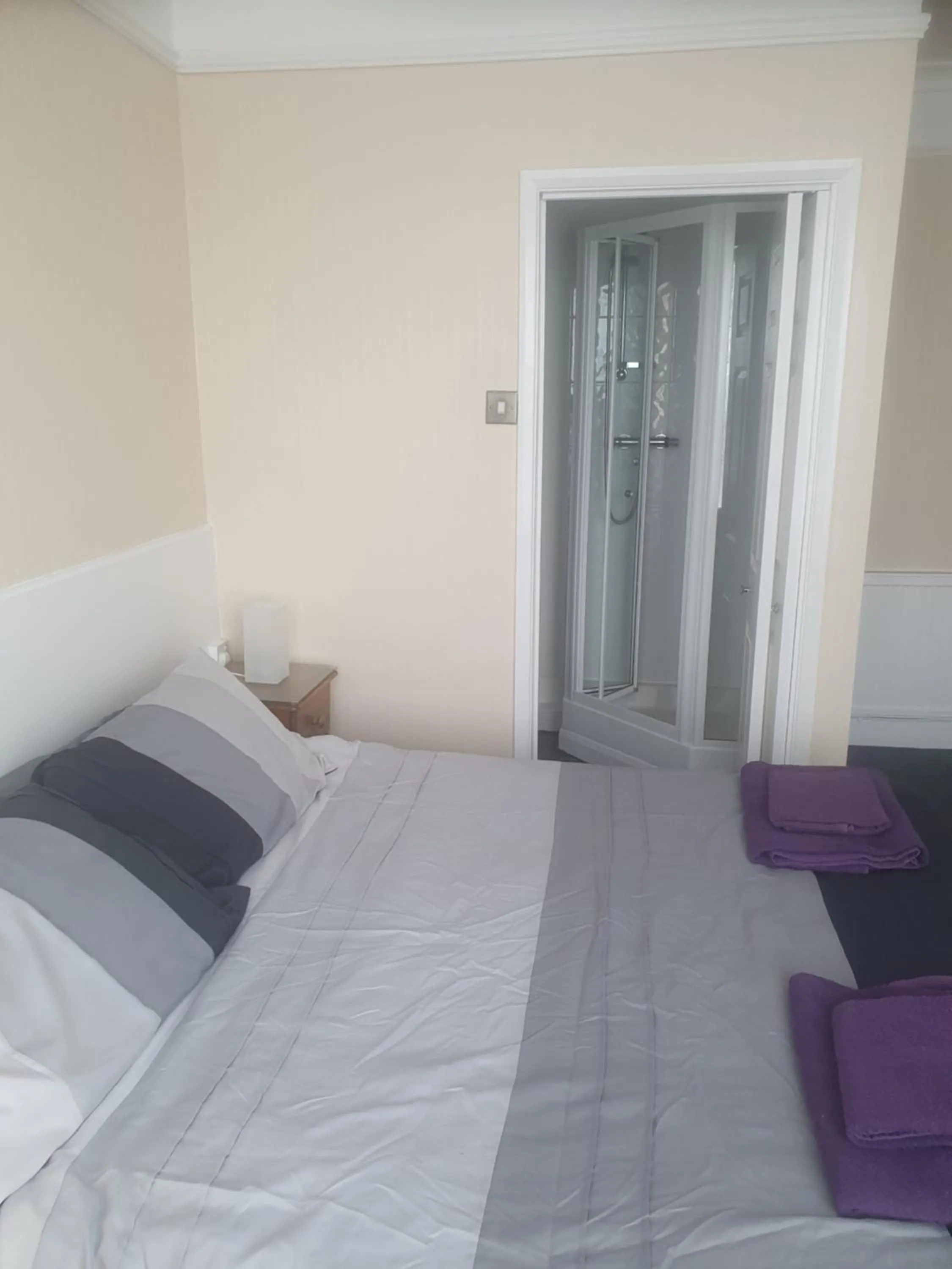 Photo of the whole room, Bed in Smugglers Rest