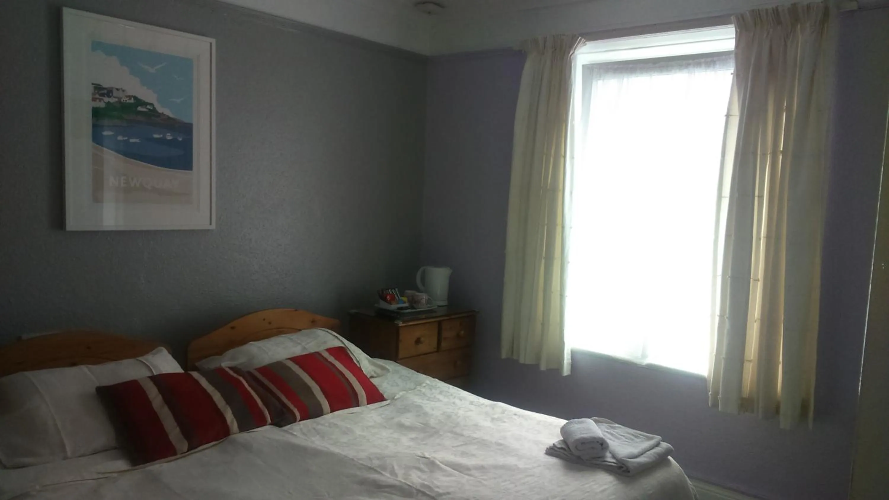 Photo of the whole room, Bed in Smugglers Rest