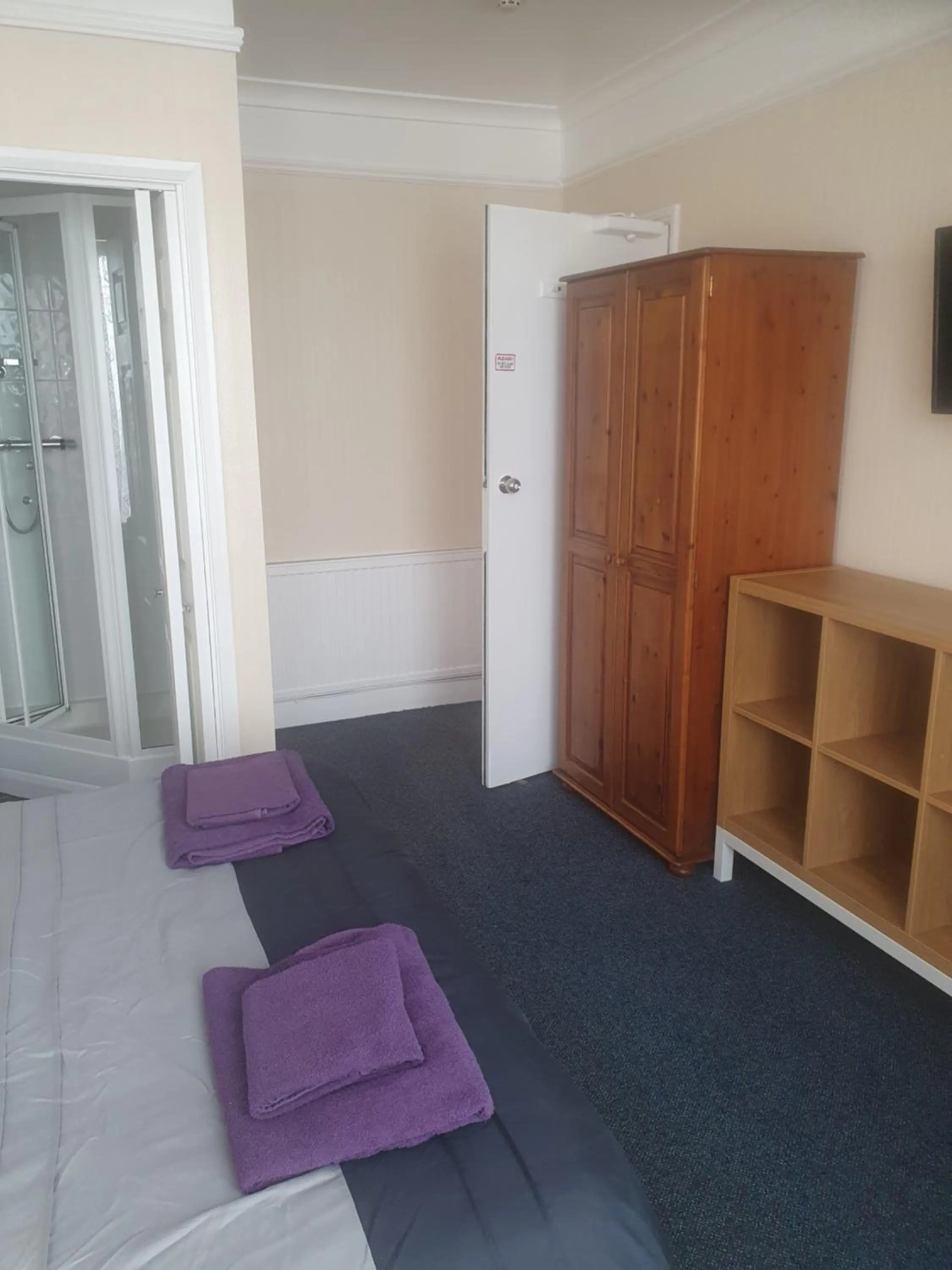 Photo of the whole room, Bed in Smugglers Rest