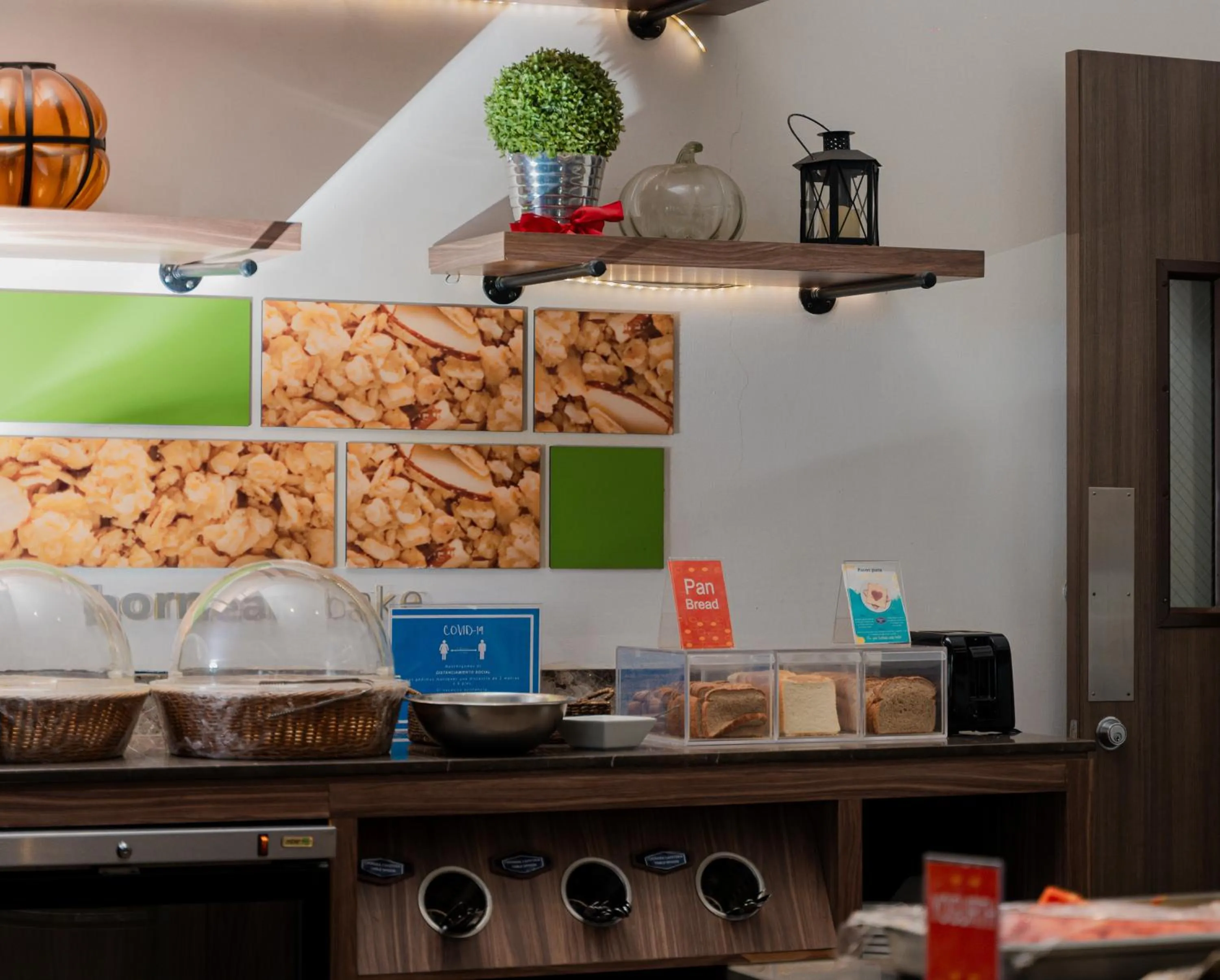 Food in Hampton Inn By Hilton Celaya