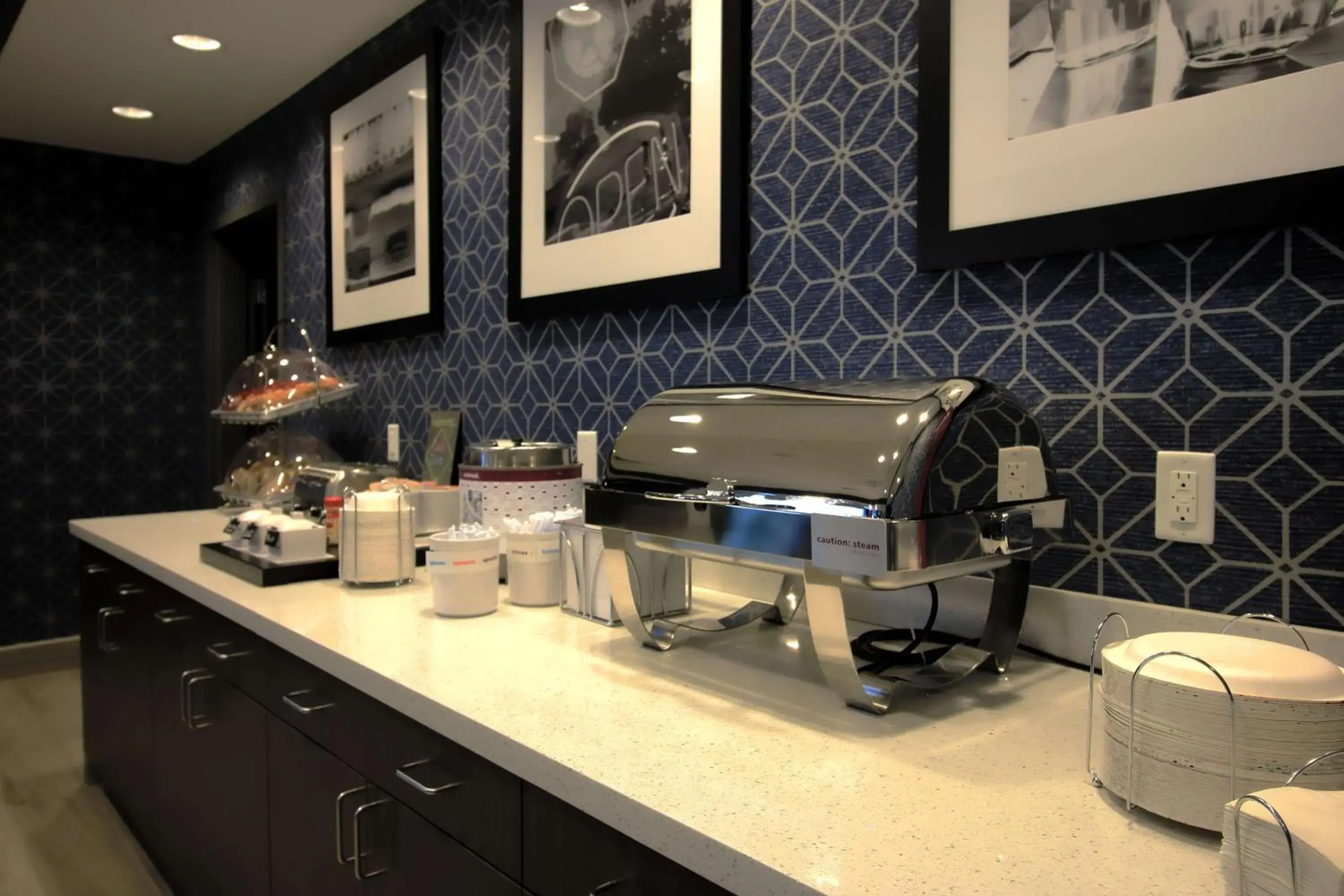 Restaurant/places to eat in Hampton Inn West Plains Restaurant/places to eat in Hampton Inn West Plains