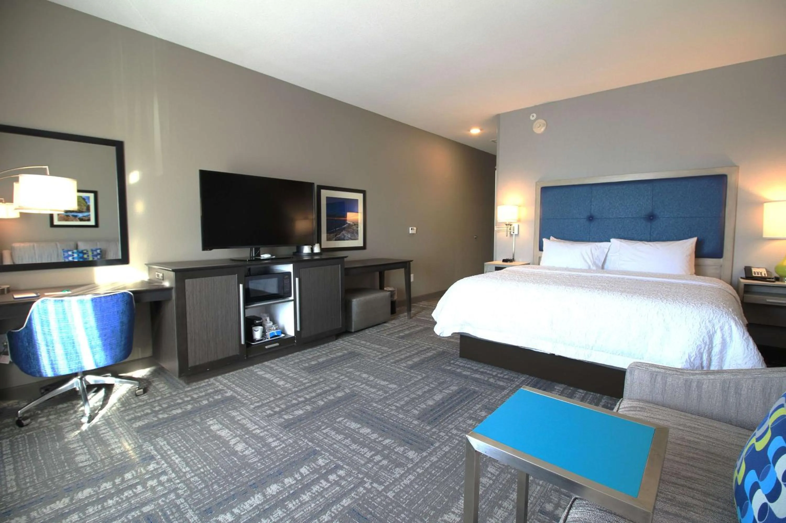 Bedroom, Bed in Hampton Inn West Plains