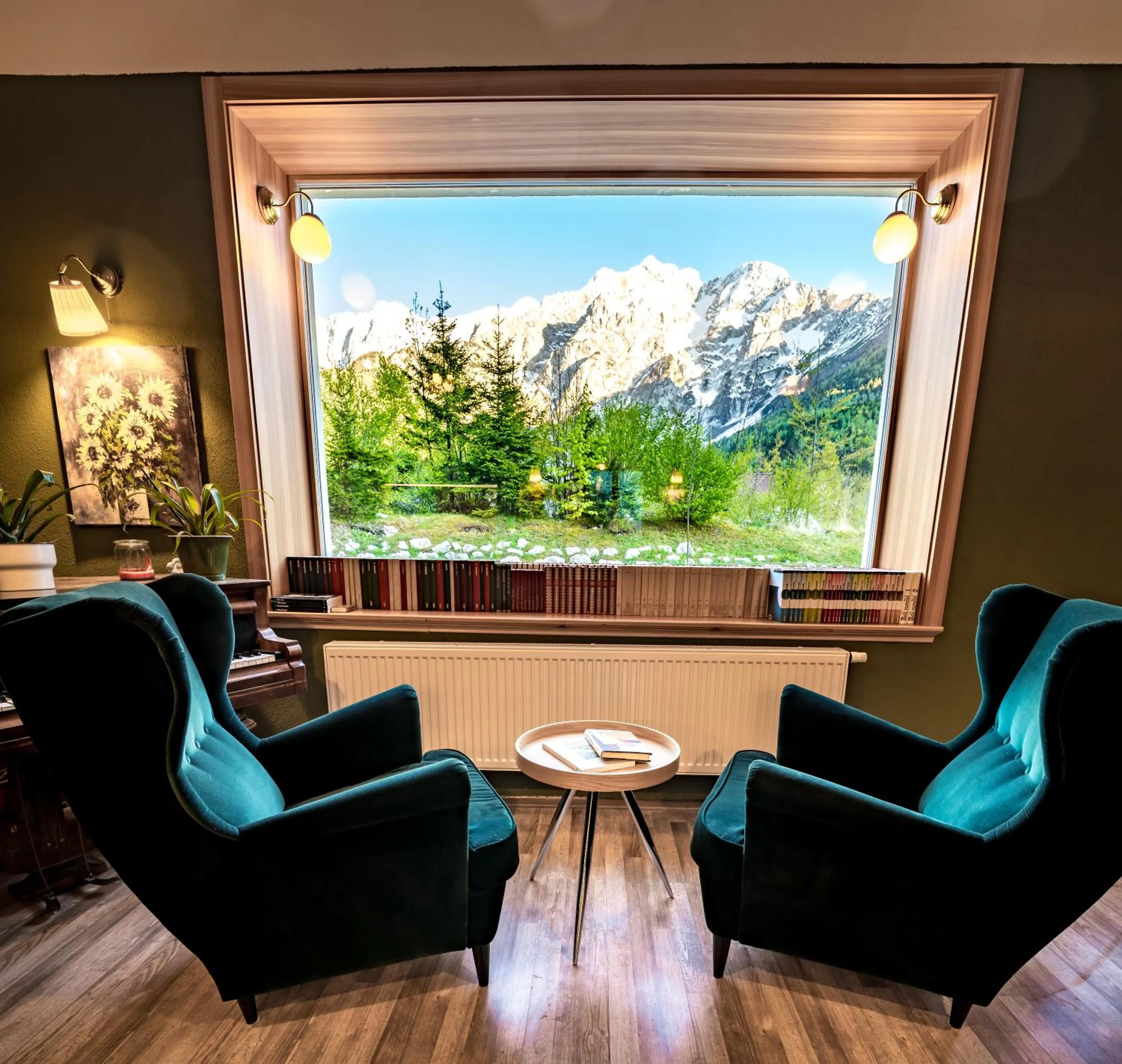 Communal lounge/ TV room in Vila Koman Jezersko