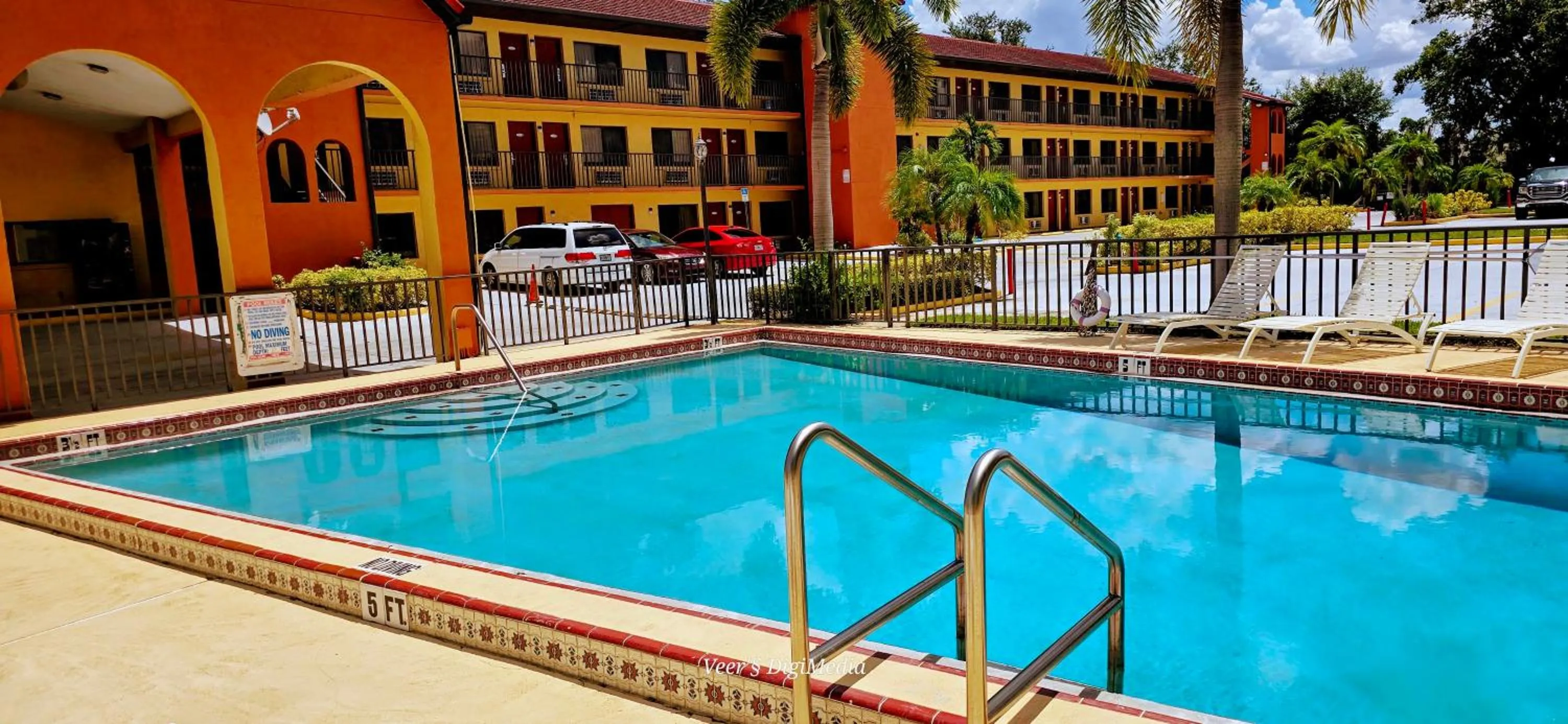 Swimming pool in Budget Inn Of Orlando