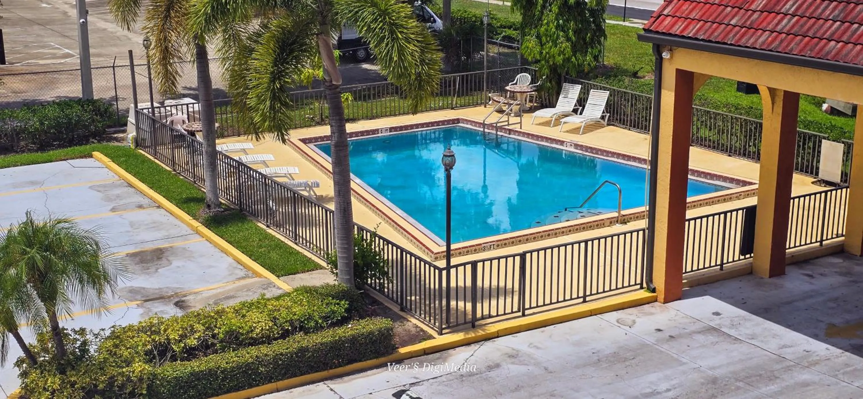 Swimming pool in Budget Inn Of Orlando