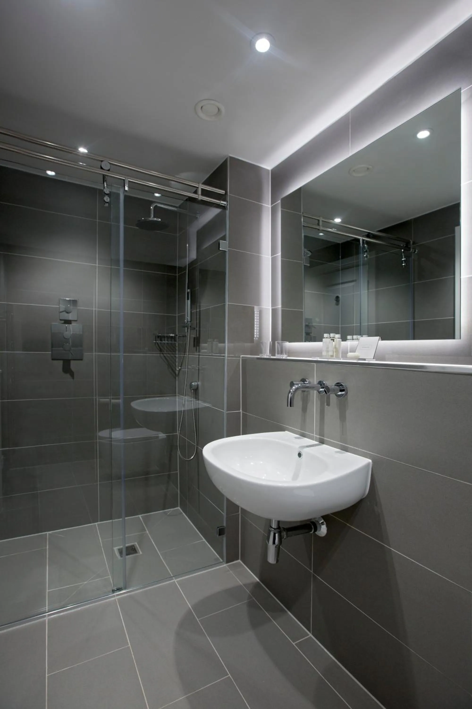 Shower in No.8 Waterloo Street