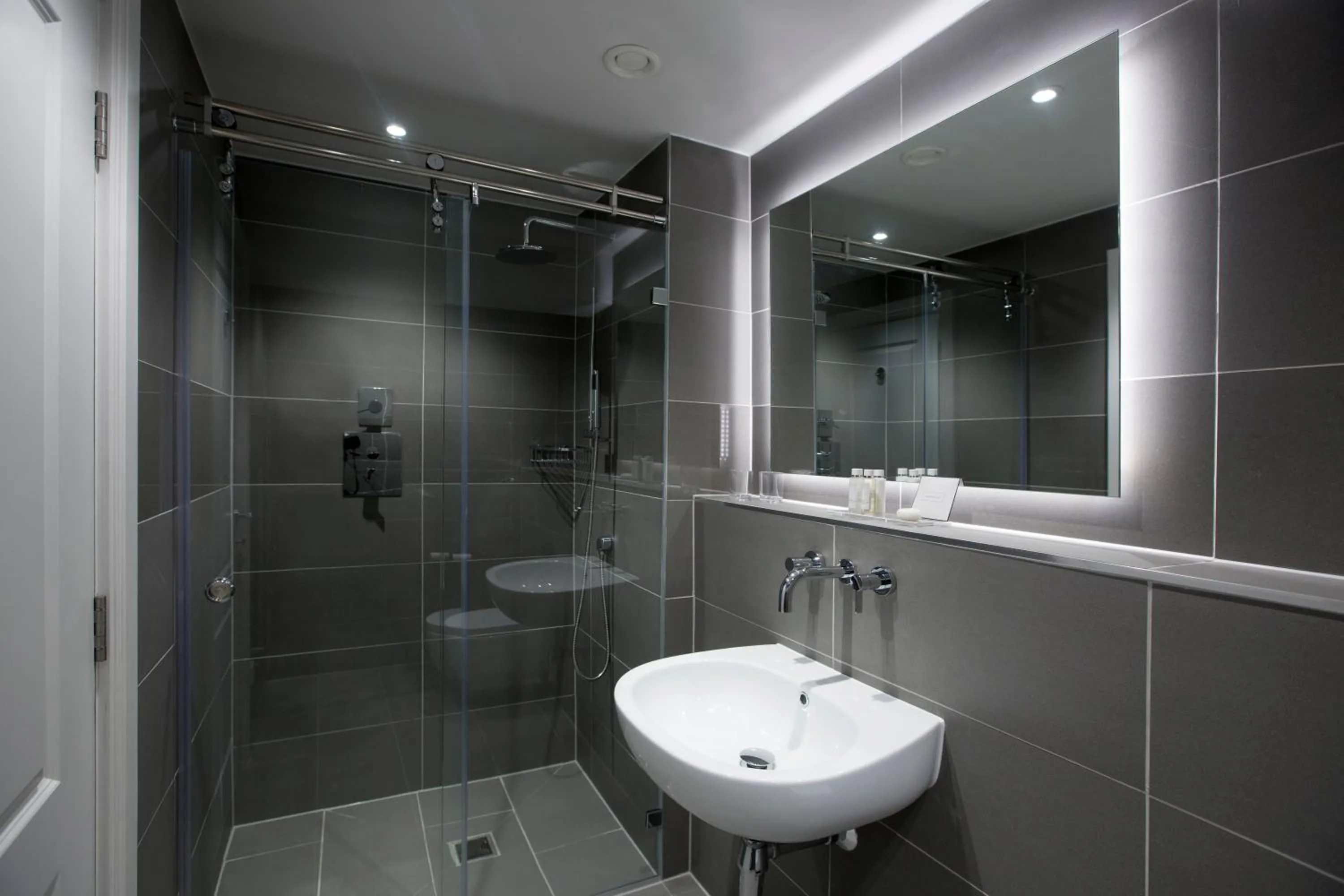 Shower in No.8 Waterloo Street