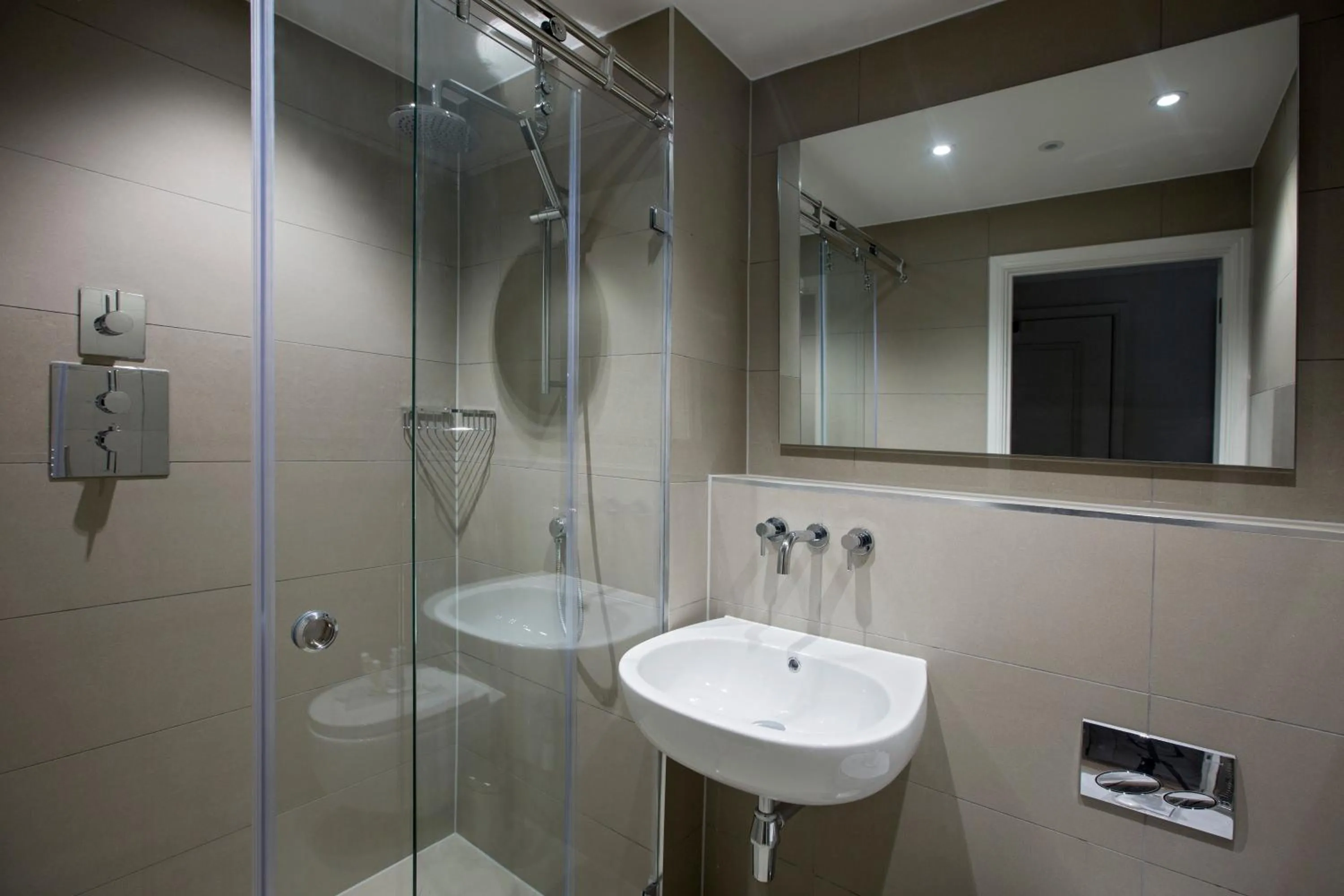 Shower in No.8 Waterloo Street