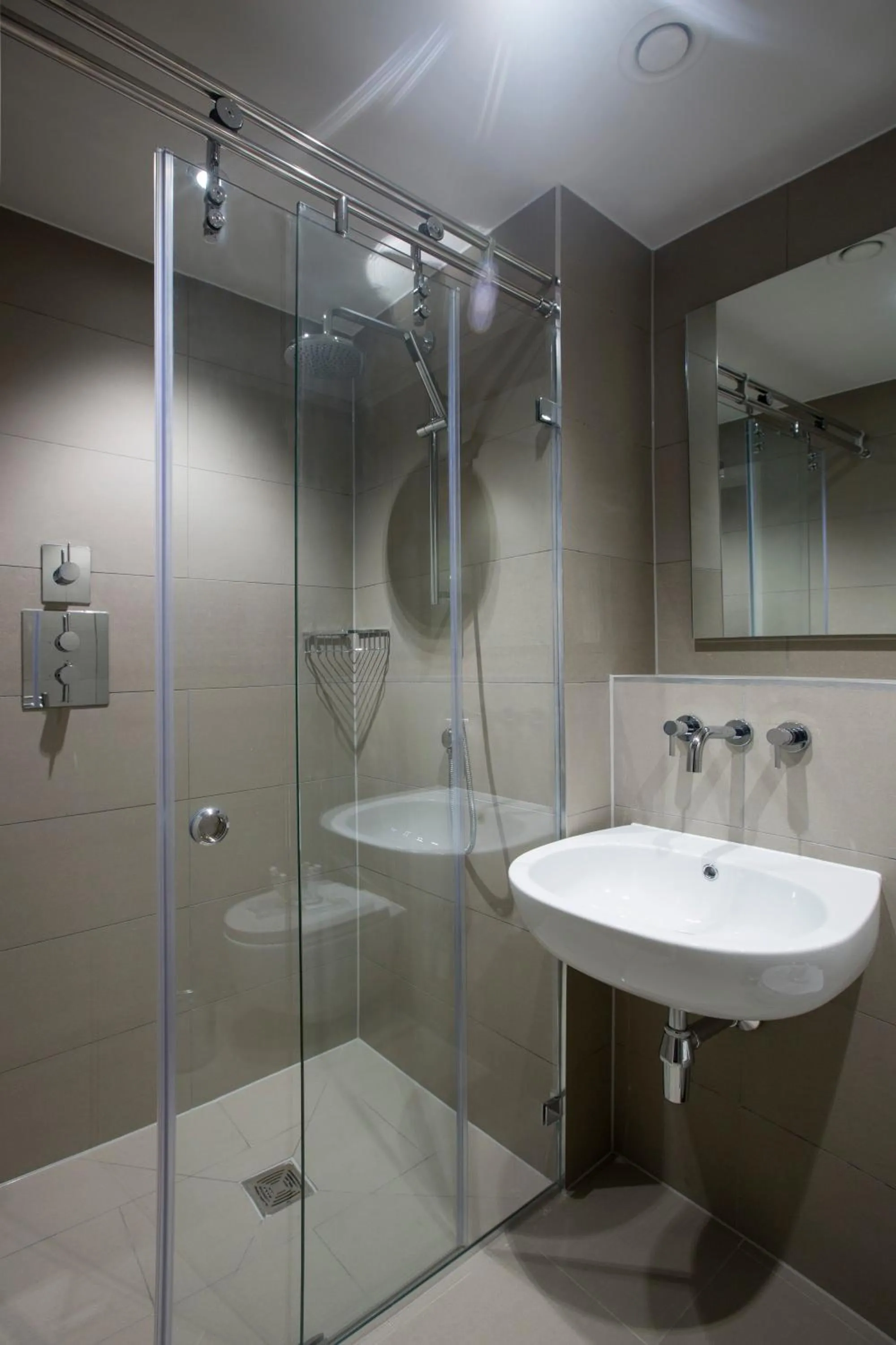 Shower in No.8 Waterloo Street