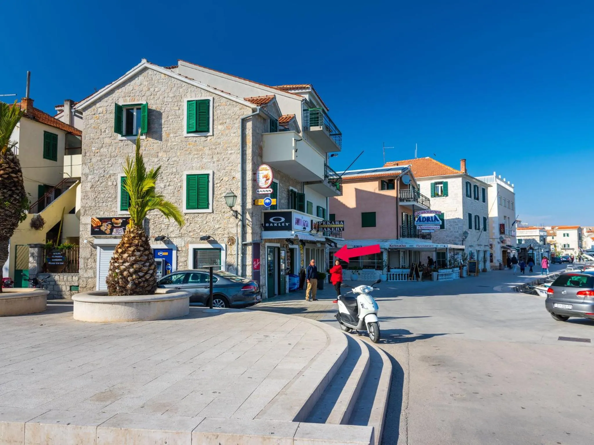 Restaurant/places to eat in Navis Luxury Apartments