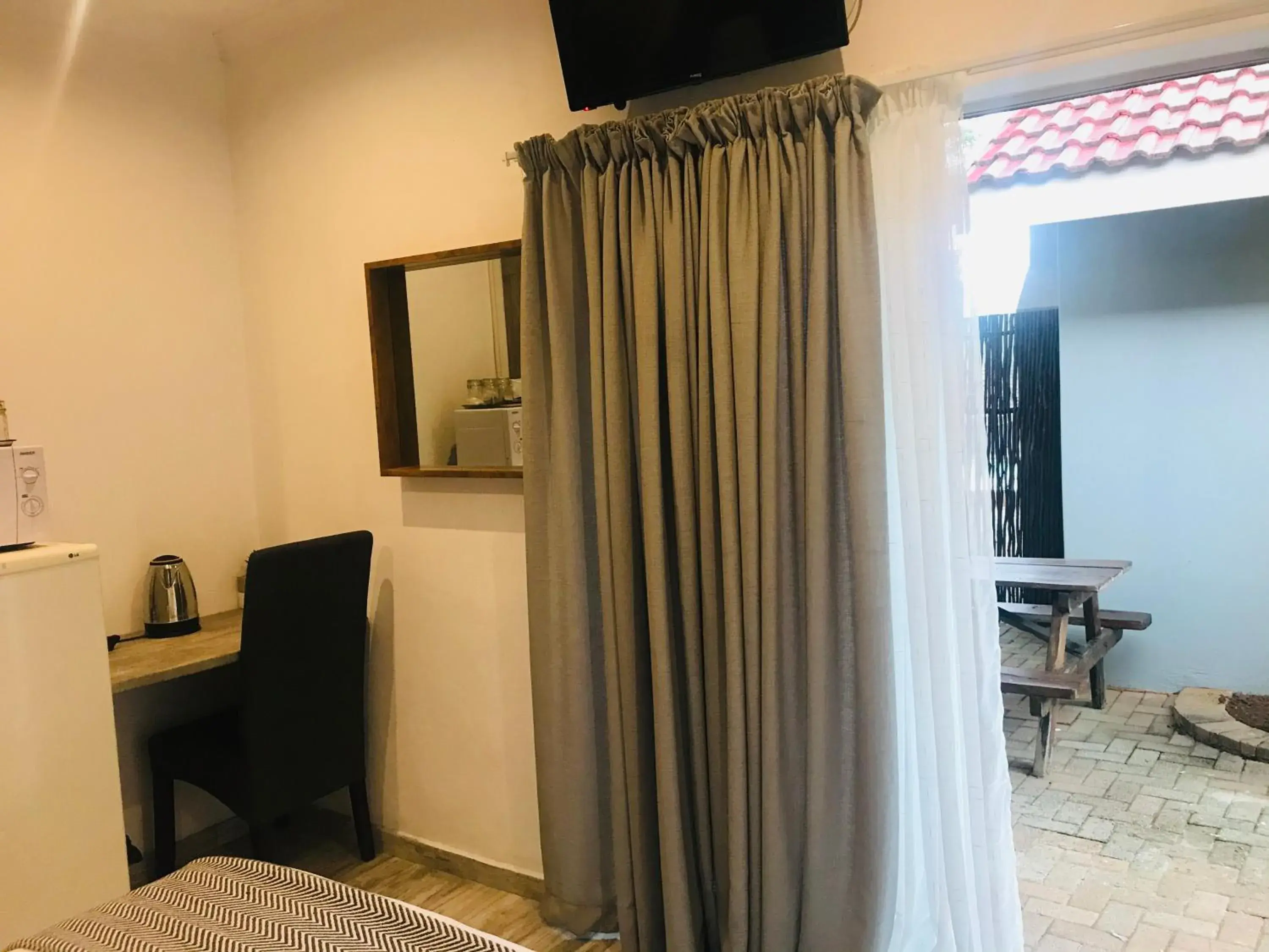 Deluxe Double Room (2 Adults + 1 Child) - single occupancy in La Benroy Deluxe Double Room (2 Adults + 1 Child) - single occupancy in La Benroy