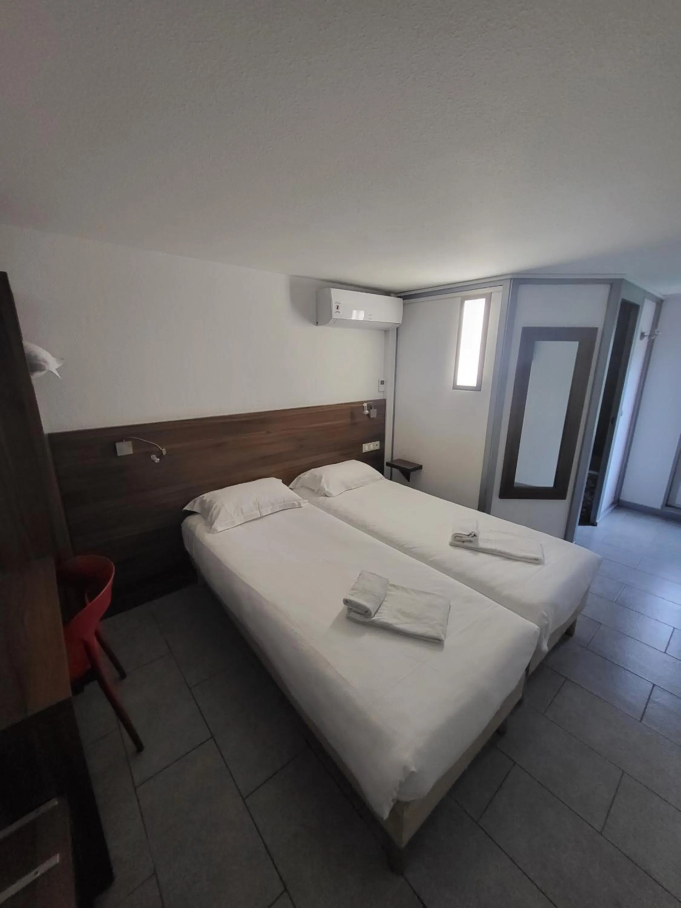 Bed in Brit Hotel Plaisance A9/A61