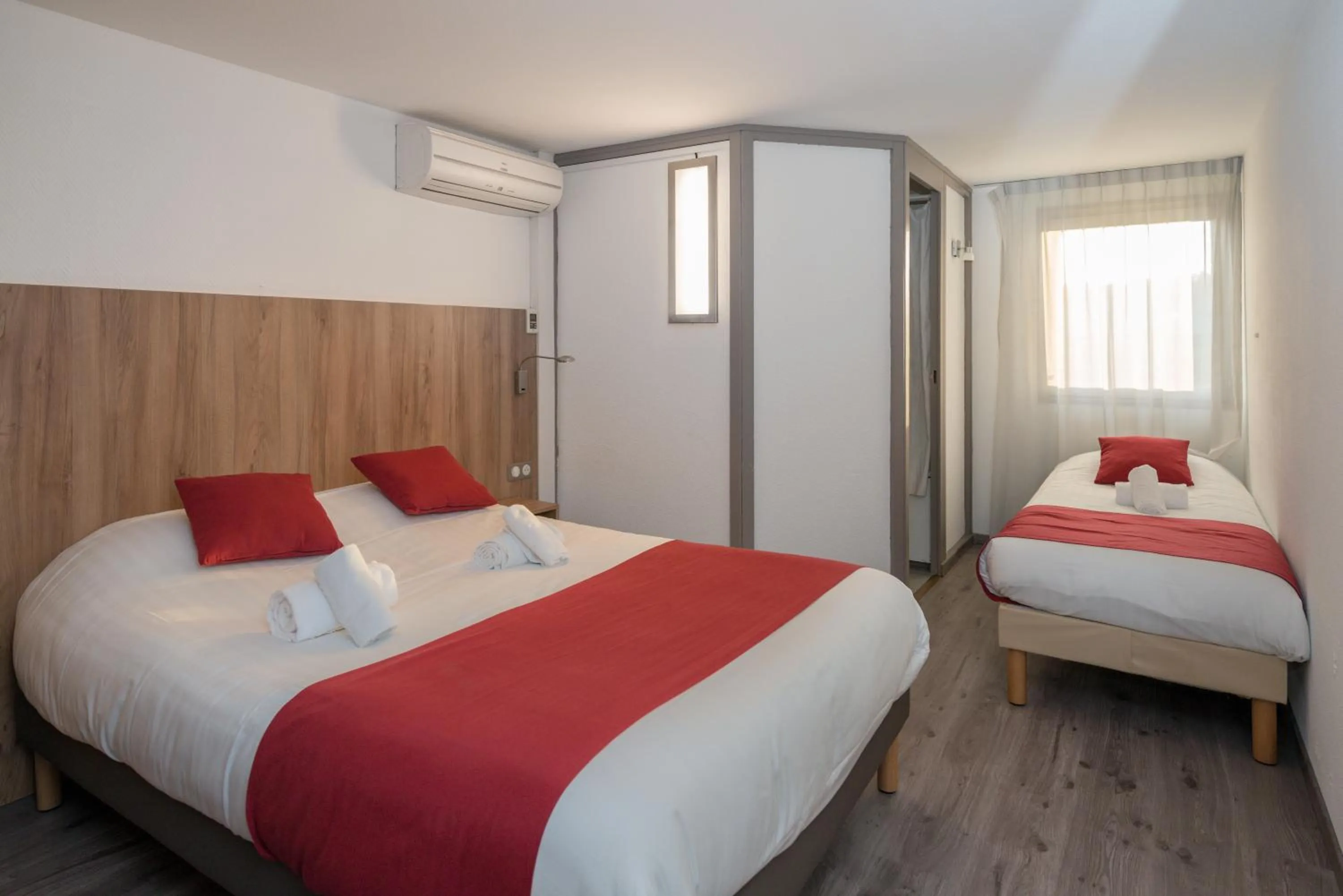 Photo of the whole room, Bed in Brit Hotel Plaisance A9/A61