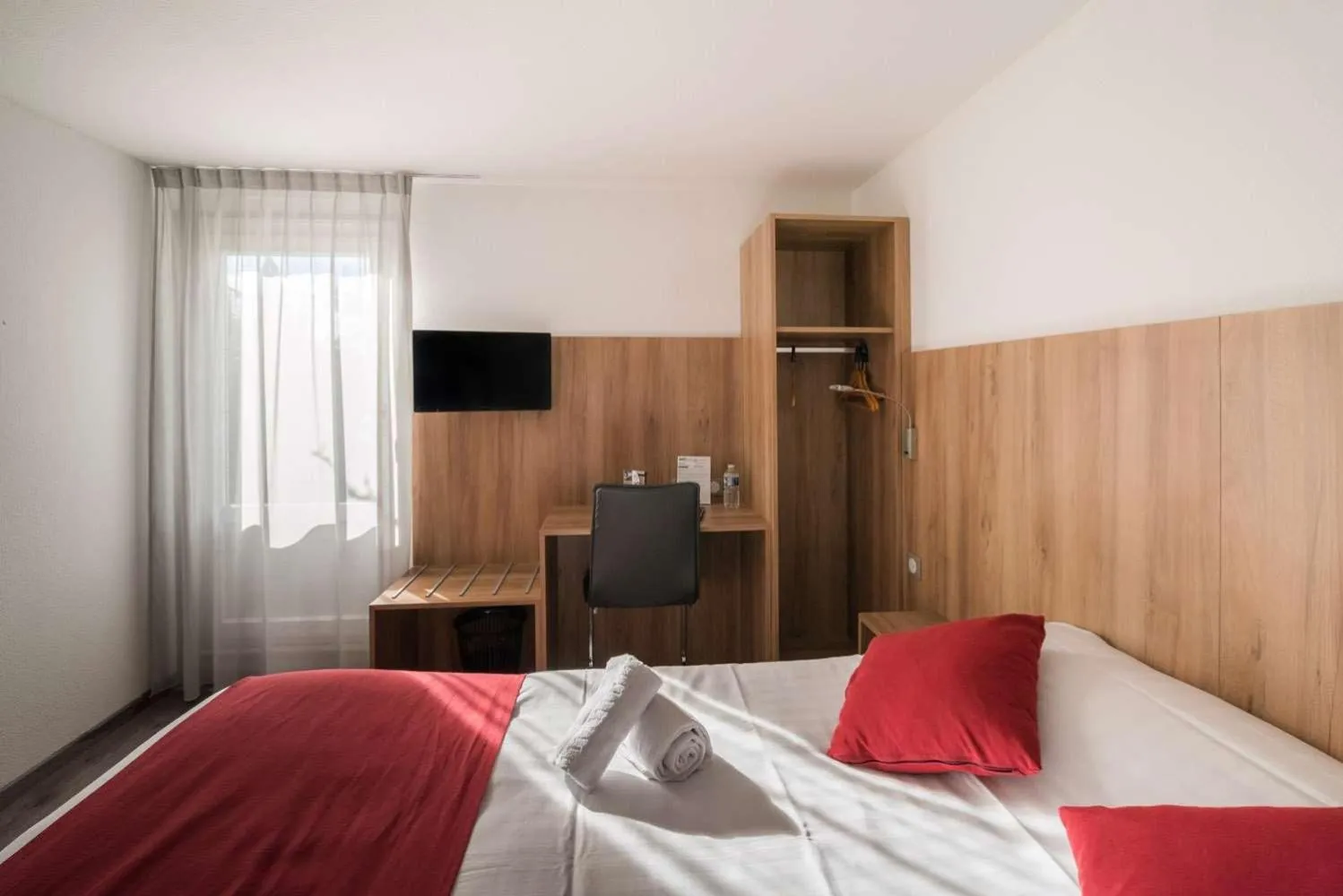 Bedroom, Bed in Brit Hotel Plaisance A9/A61