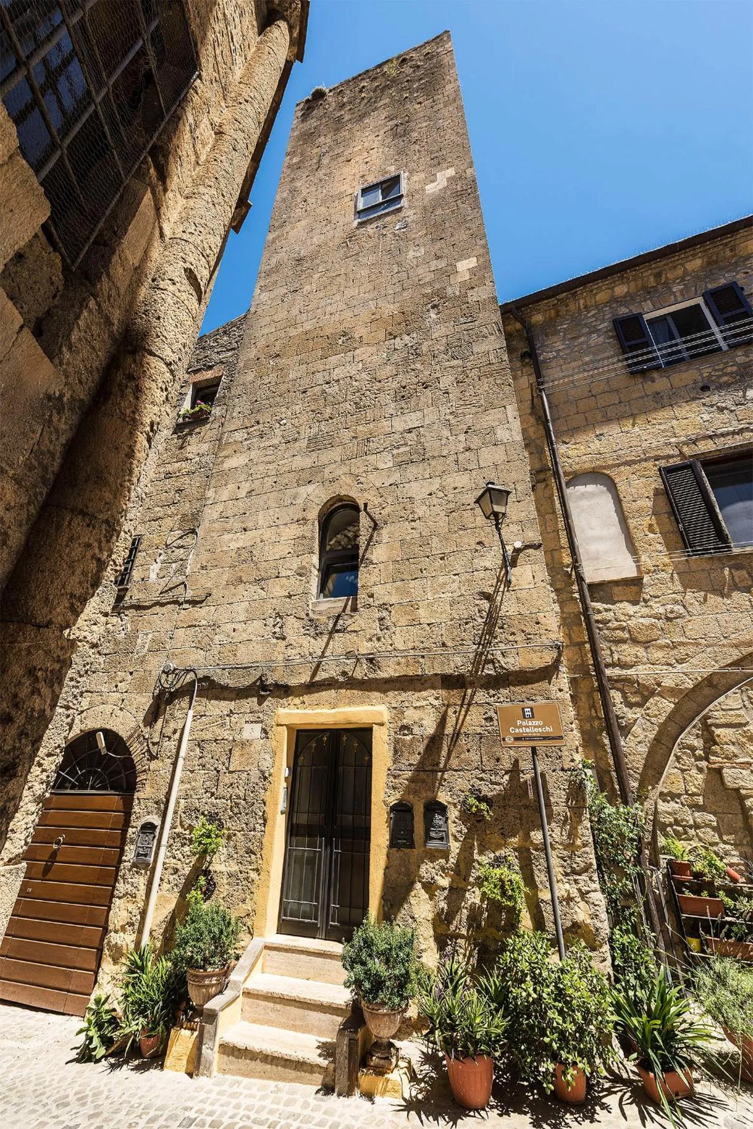 Facade/entrance in Palazzo Castelleschi