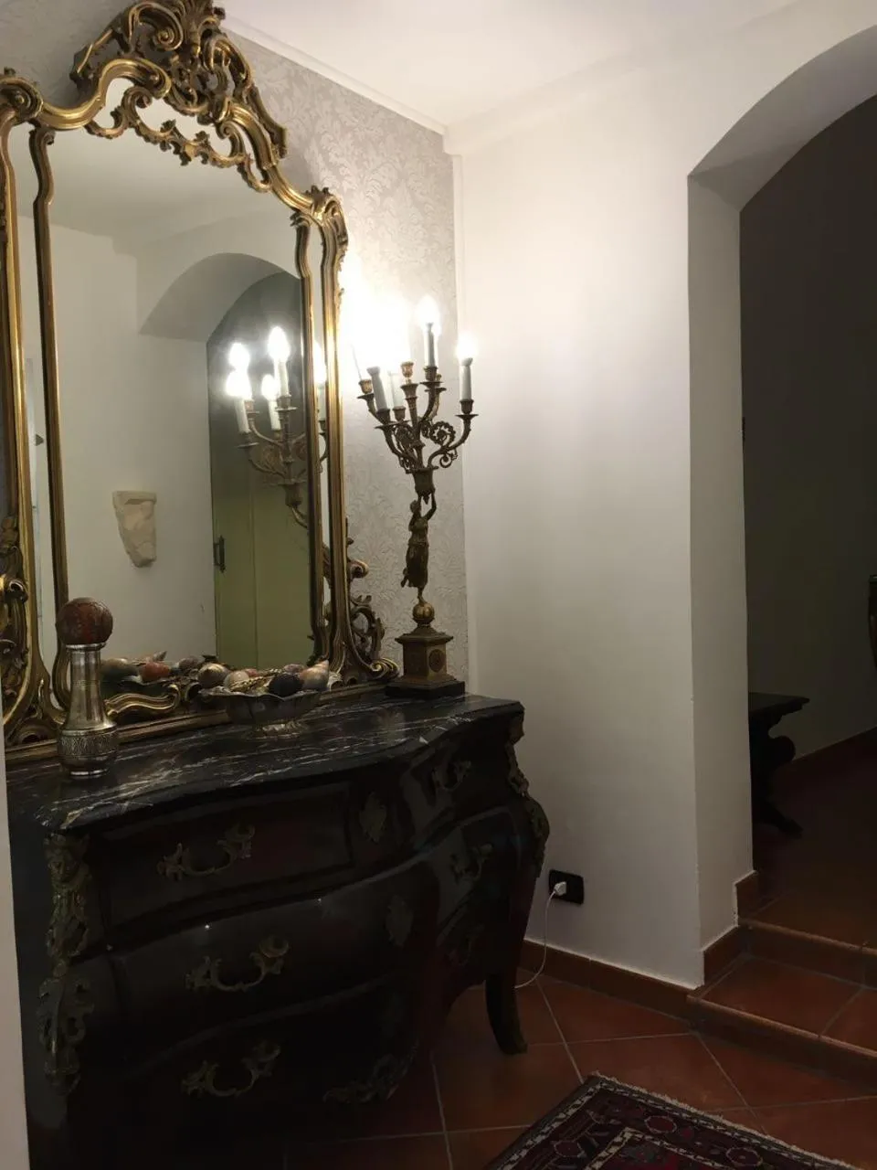 Seating area in Palazzo Castelleschi