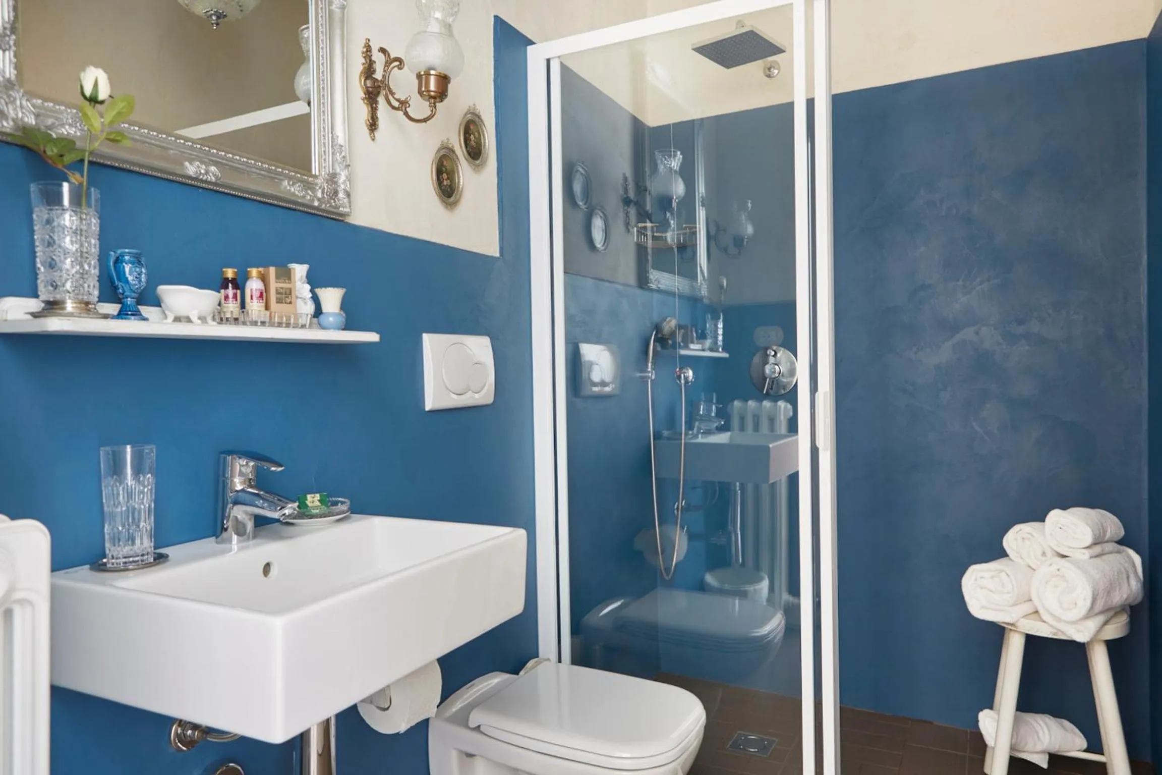 Shower in La Zarabba Boutique Hotel