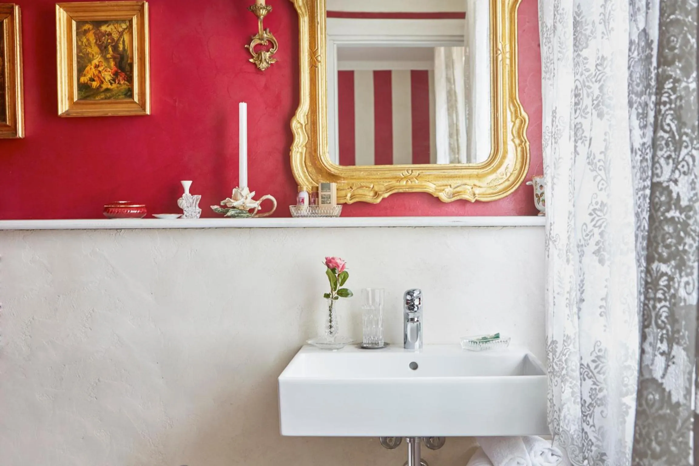 Shower in La Zarabba Boutique Hotel