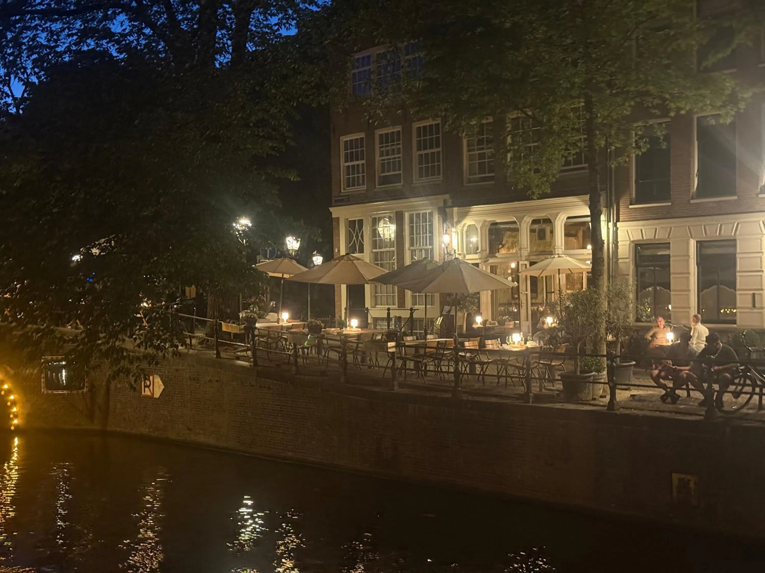 Restaurant/places to eat in JoyJoyJoy the Black Beauty ecolicious studio in a canal house with French balcony with view on the canals