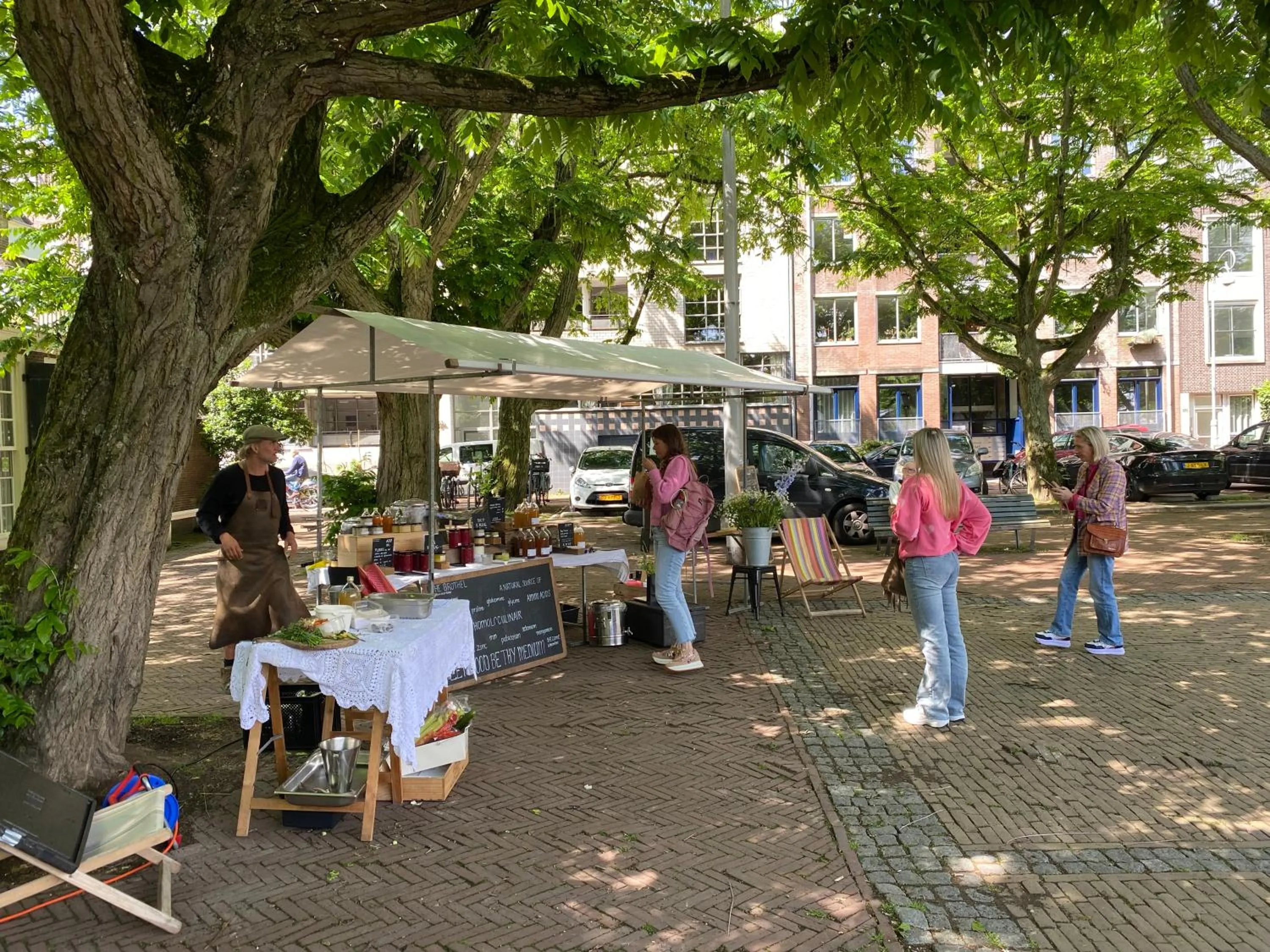 Nearby landmark in JoyJoyJoy the Black Beauty ecolicious studio in a canal house with French balcony with view on the canals