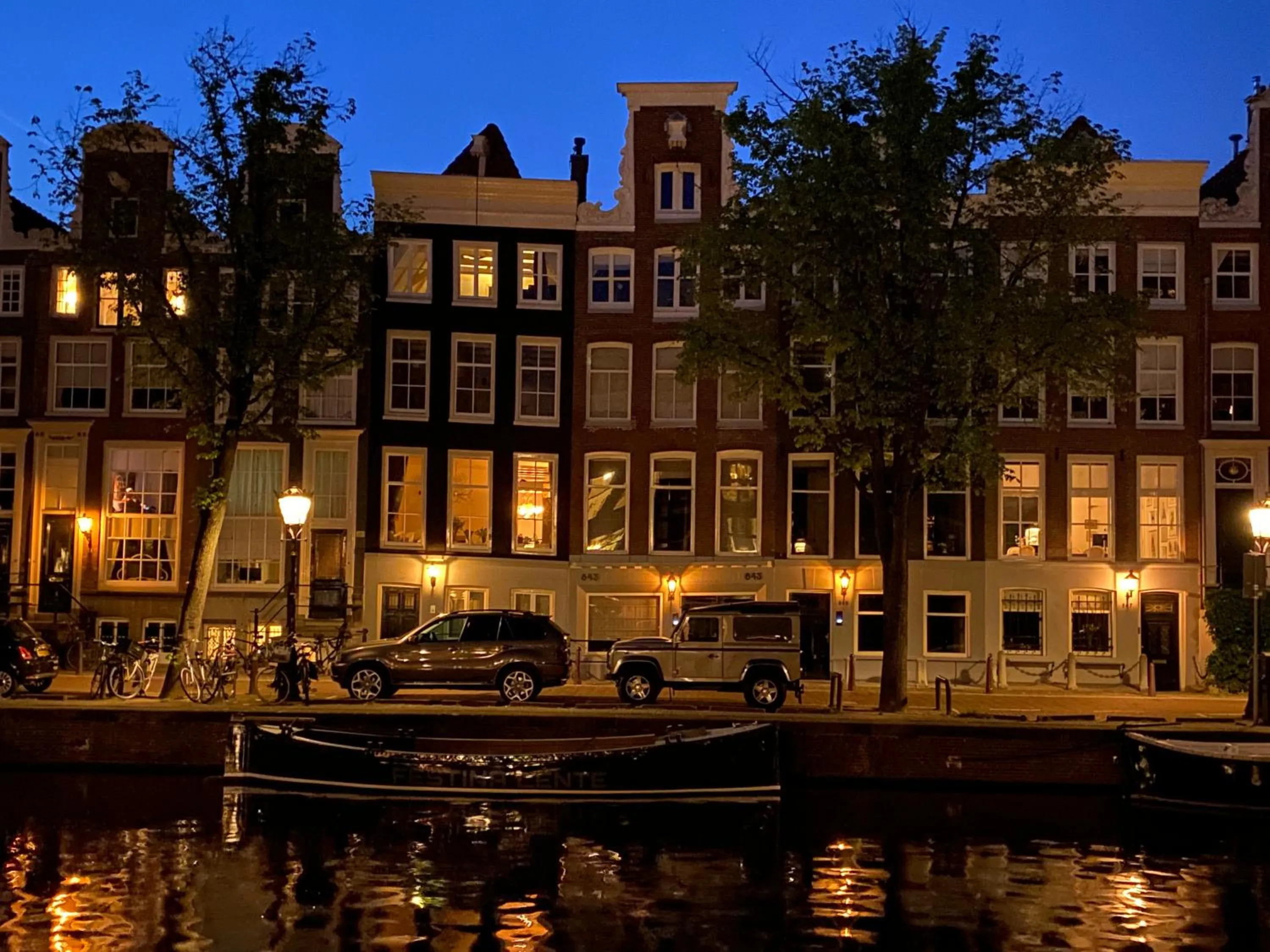 Nearby landmark in JoyJoyJoy the Black Beauty ecolicious studio in a canal house with French balcony with view on the canals