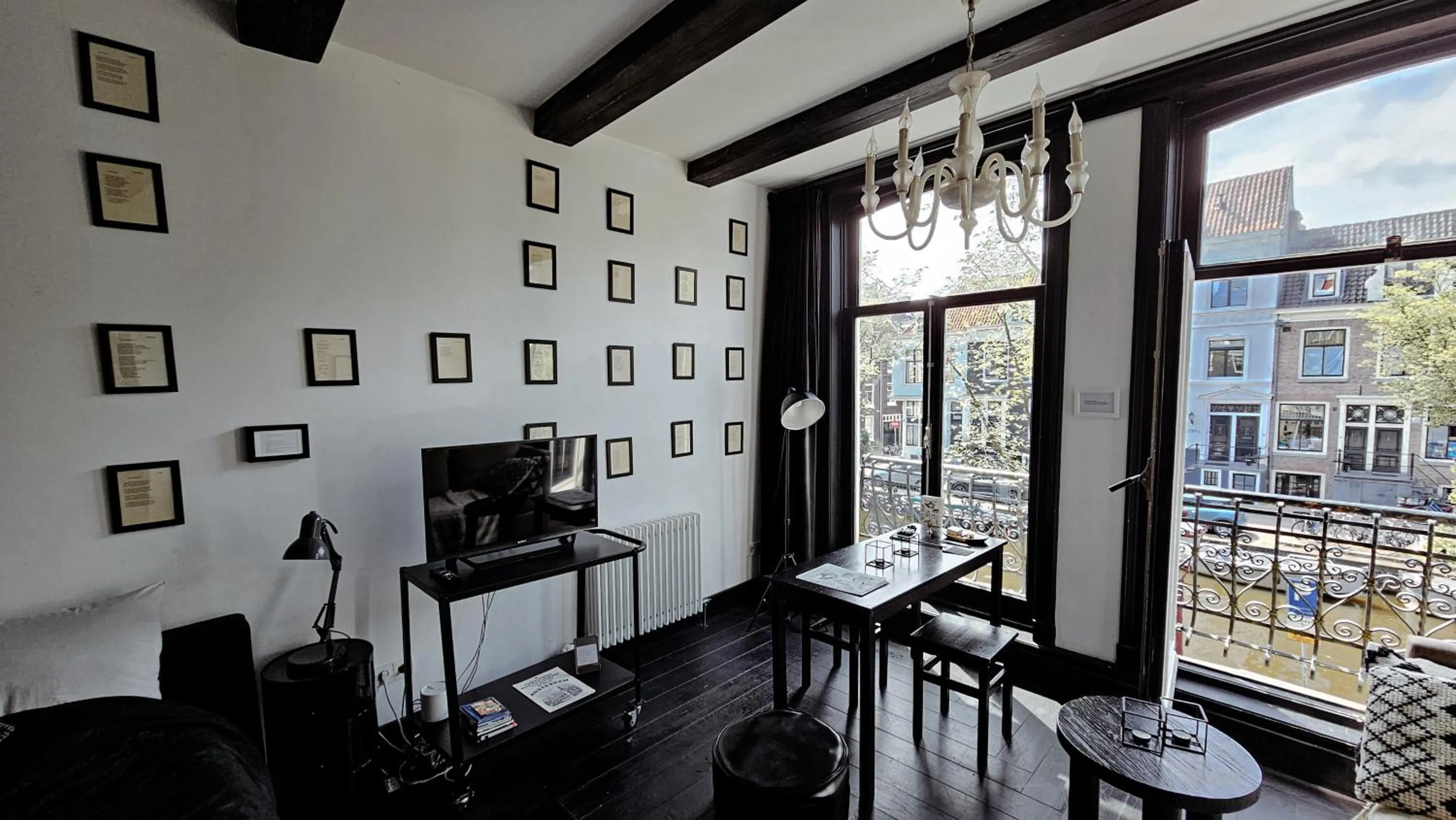 TV and multimedia in JoyJoyJoy the Black Beauty ecolicious studio in a canal house with French balcony with view on the canals