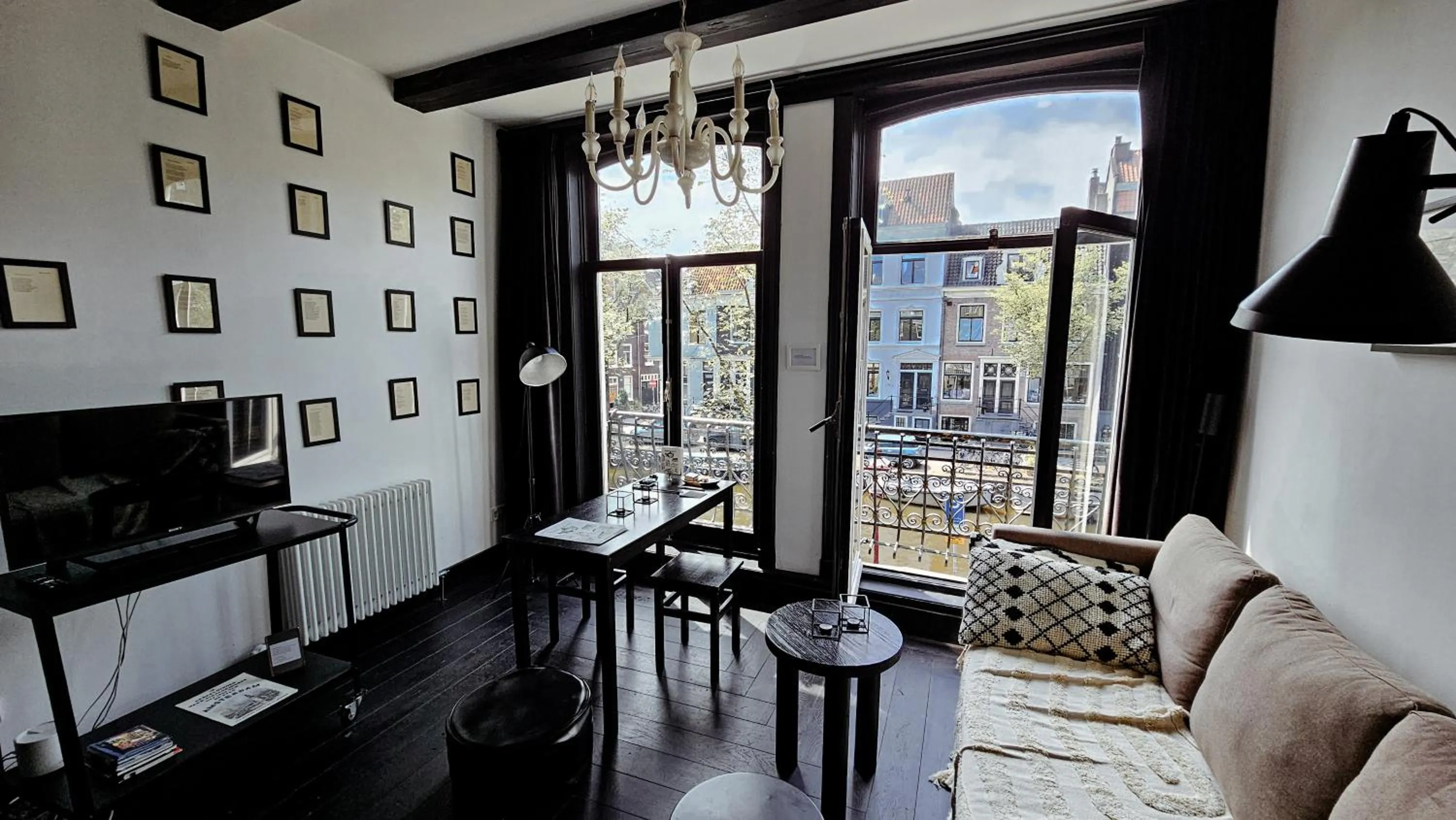 TV and multimedia in JoyJoyJoy the Black Beauty ecolicious studio in a canal house with French balcony with view on the canals