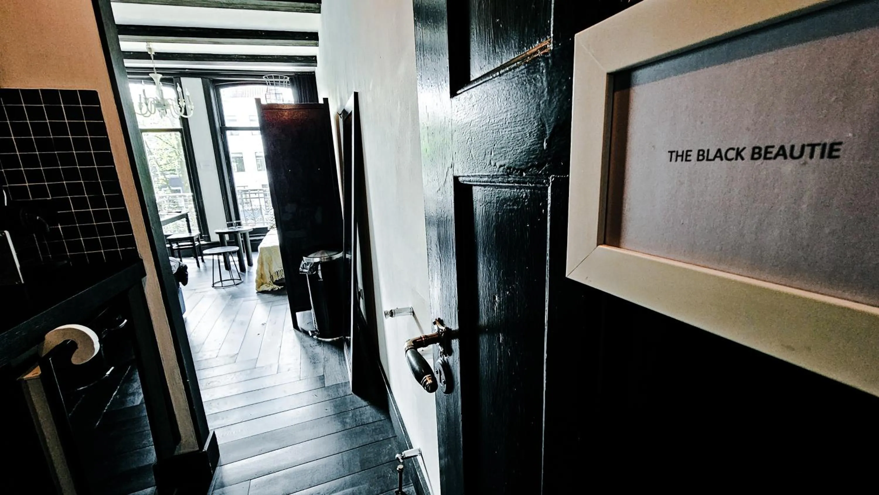 Facade/entrance in JoyJoyJoy the Black Beauty ecolicious studio in a canal house with French balcony with view on the canals