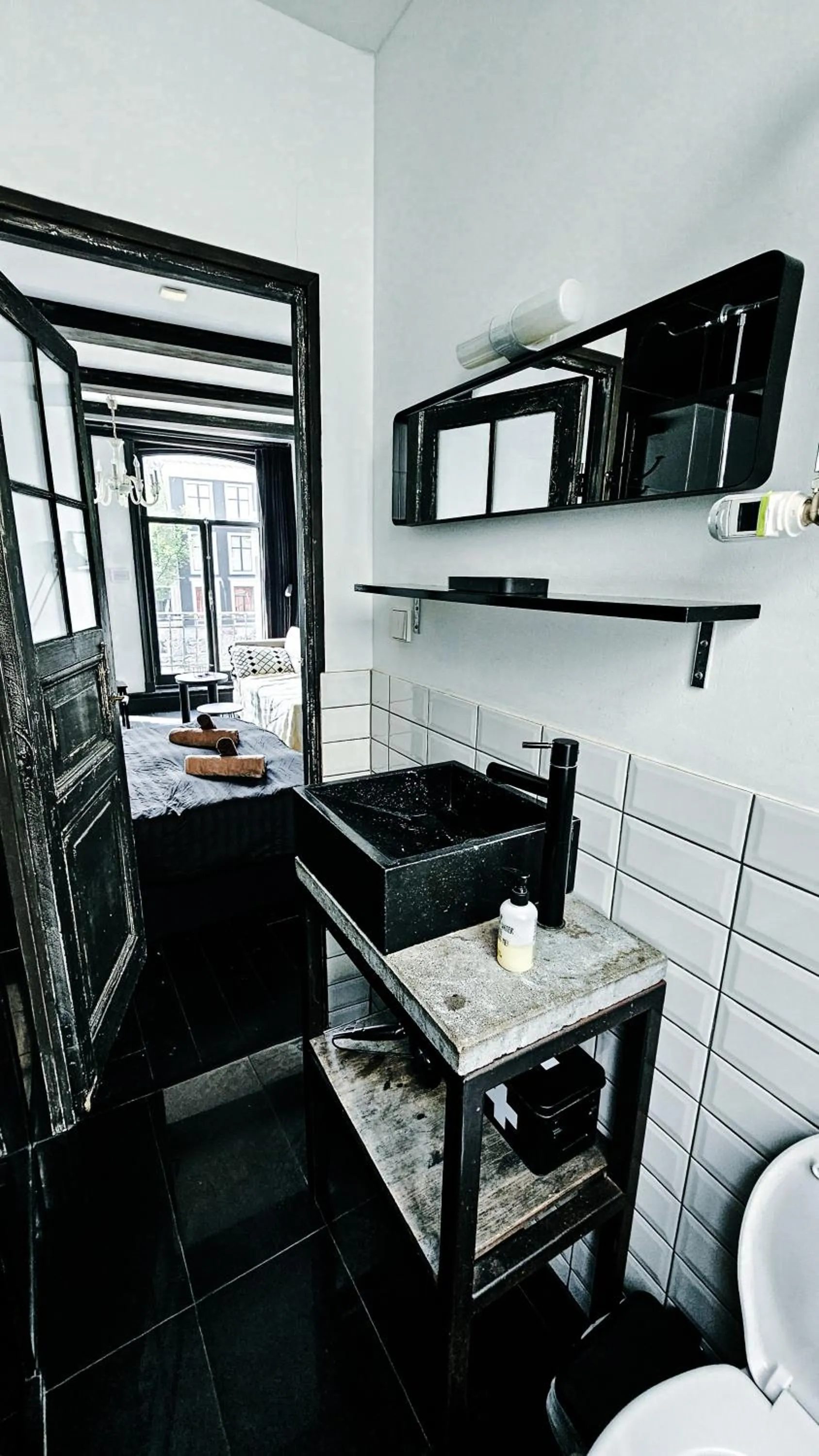 Bathroom in JoyJoyJoy the Black Beauty ecolicious studio in a canal house with French balcony with view on the canals