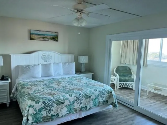 Bedroom, Bed in Club Regency at Regency Towers