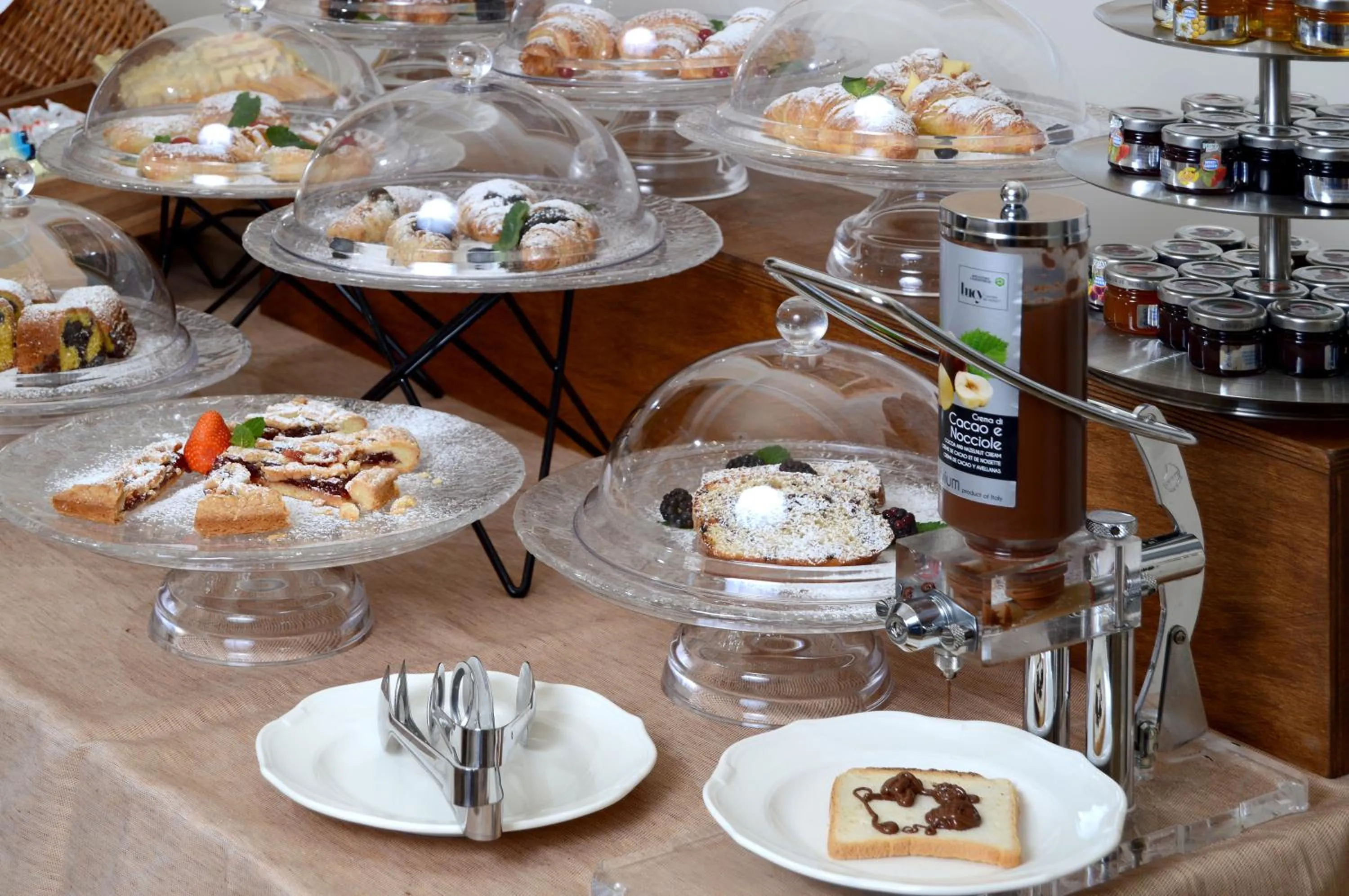 Buffet breakfast in Grand Hotel Vittoria