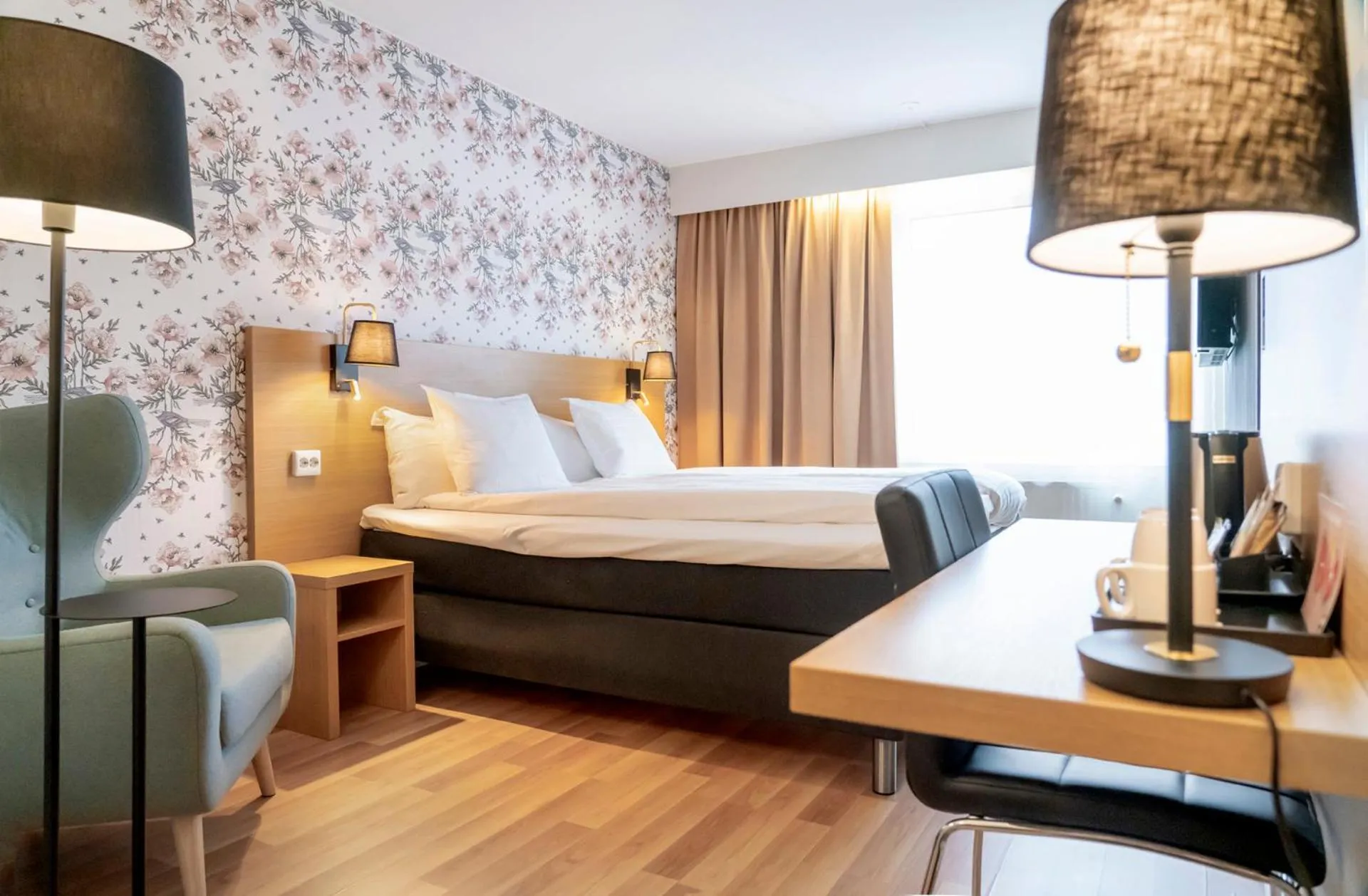 Property building, Bed in First Hotel Dragonen