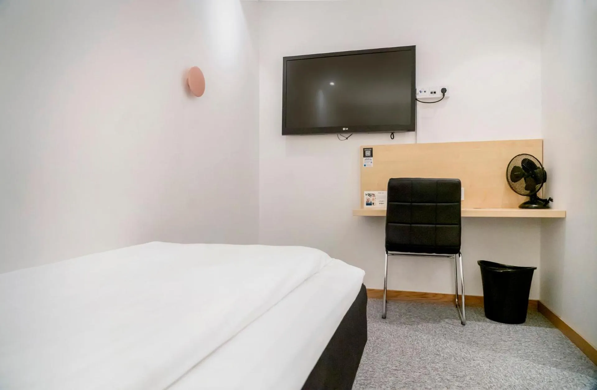 Property building, Bed in First Hotel Dragonen