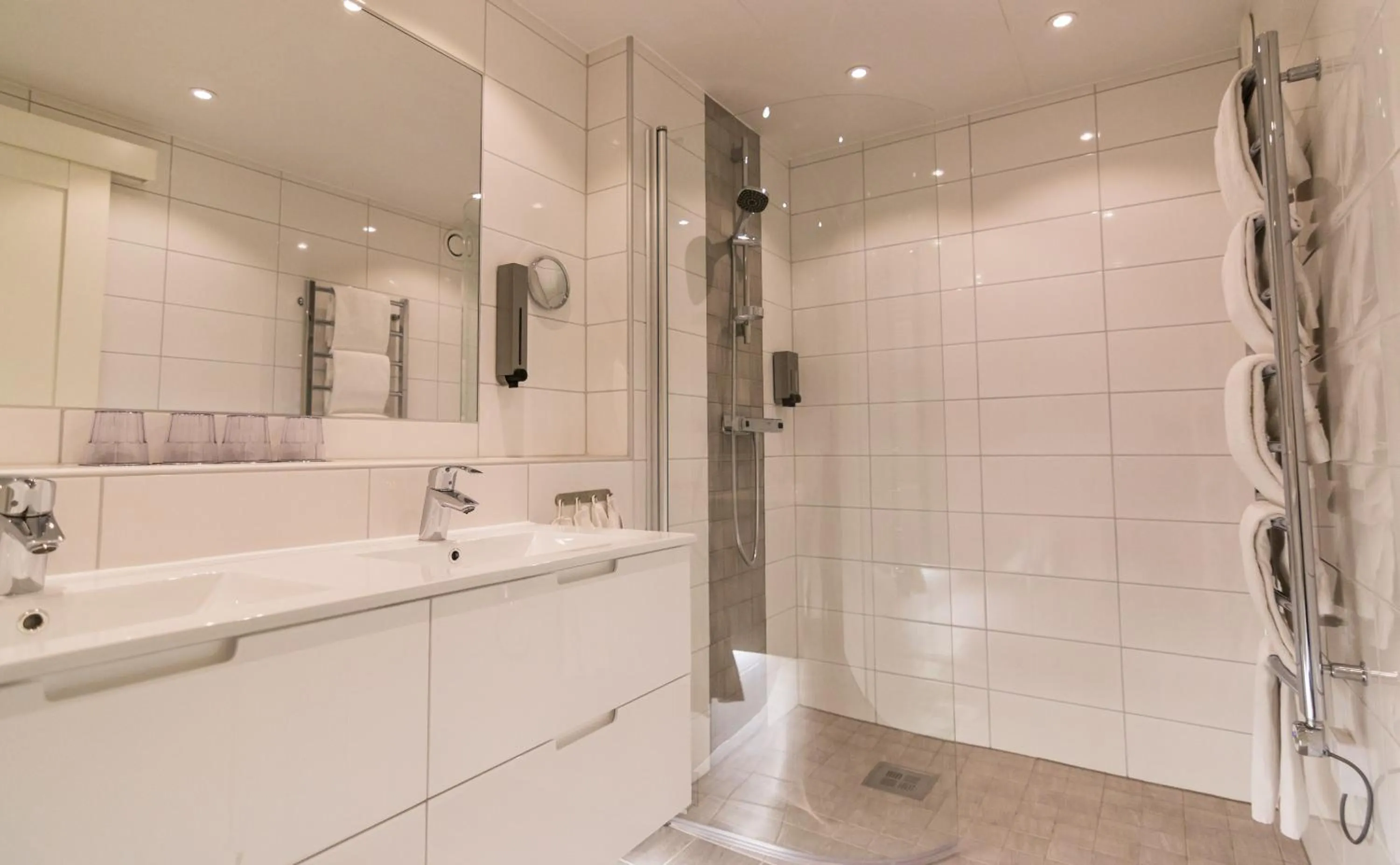 Bathroom in First Hotel Dragonen