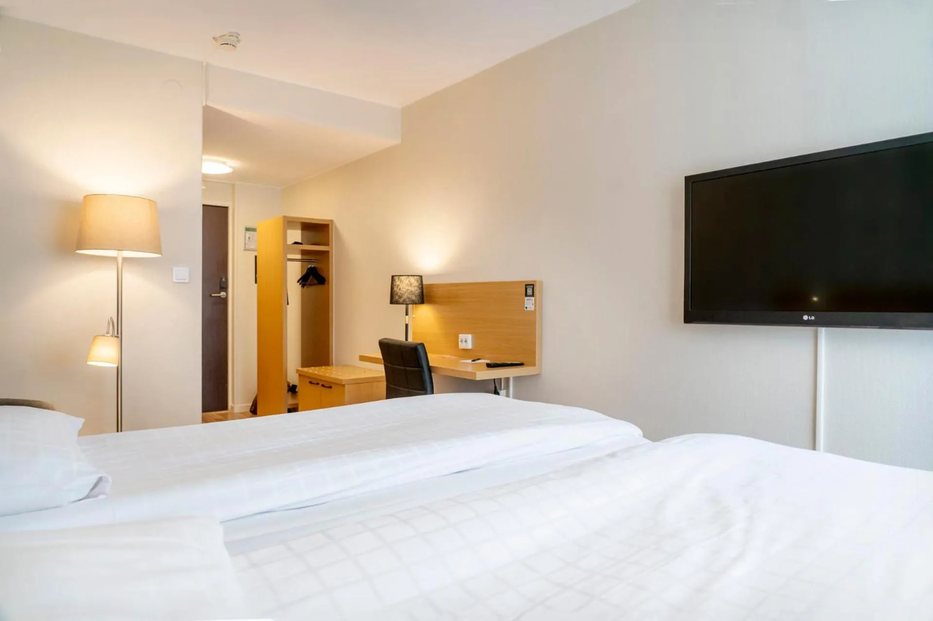 Property building, Bed in First Hotel Dragonen
