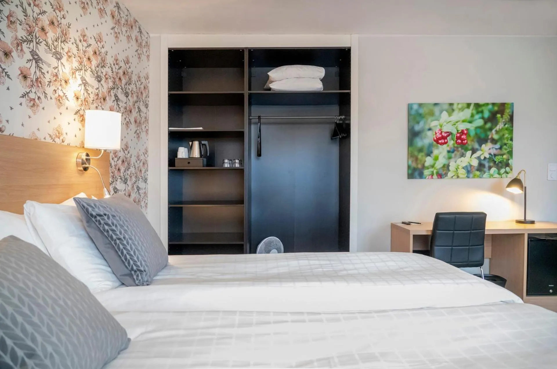 Property building, Bed in First Hotel Dragonen