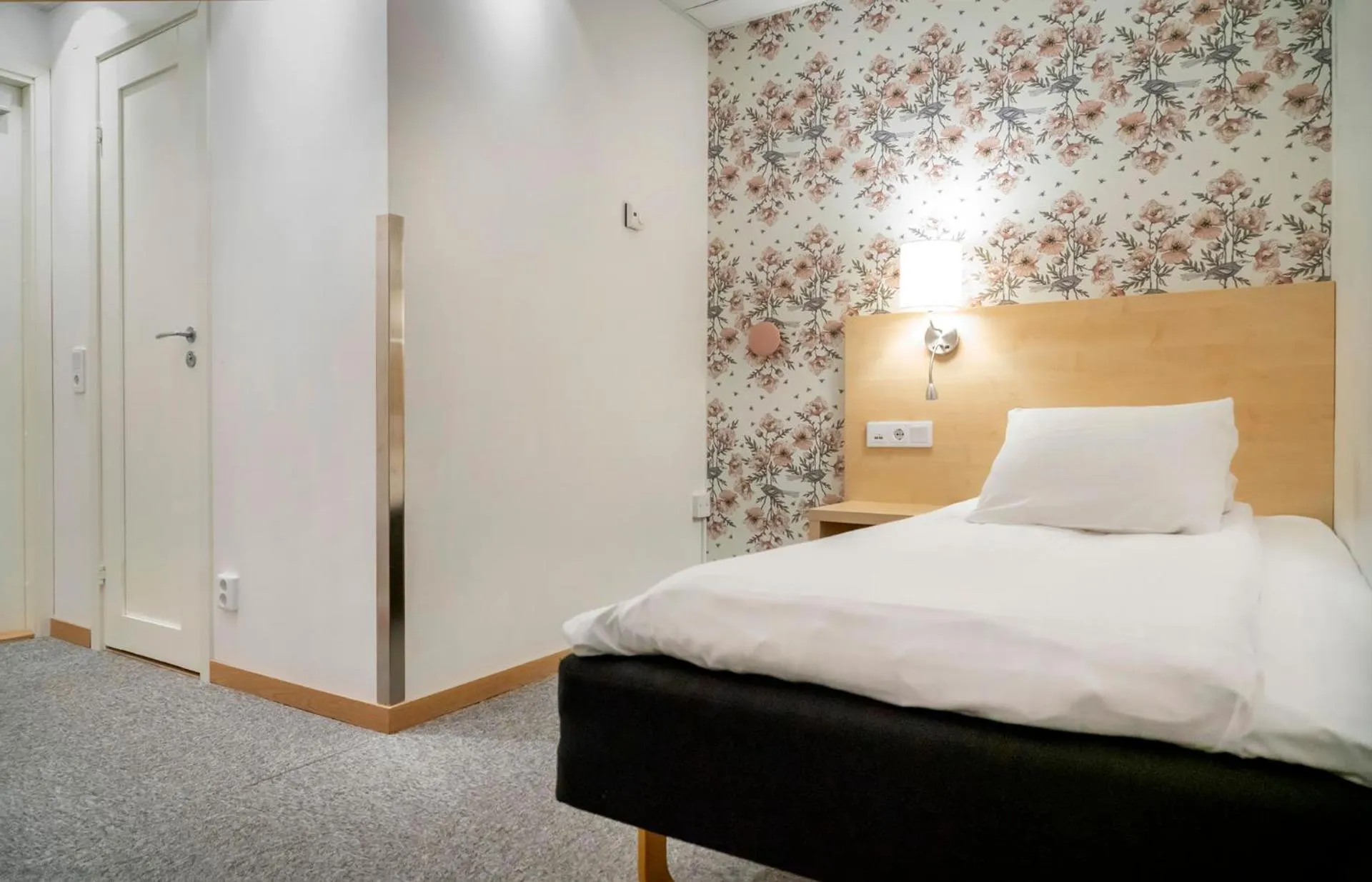 Property building, Bed in First Hotel Dragonen