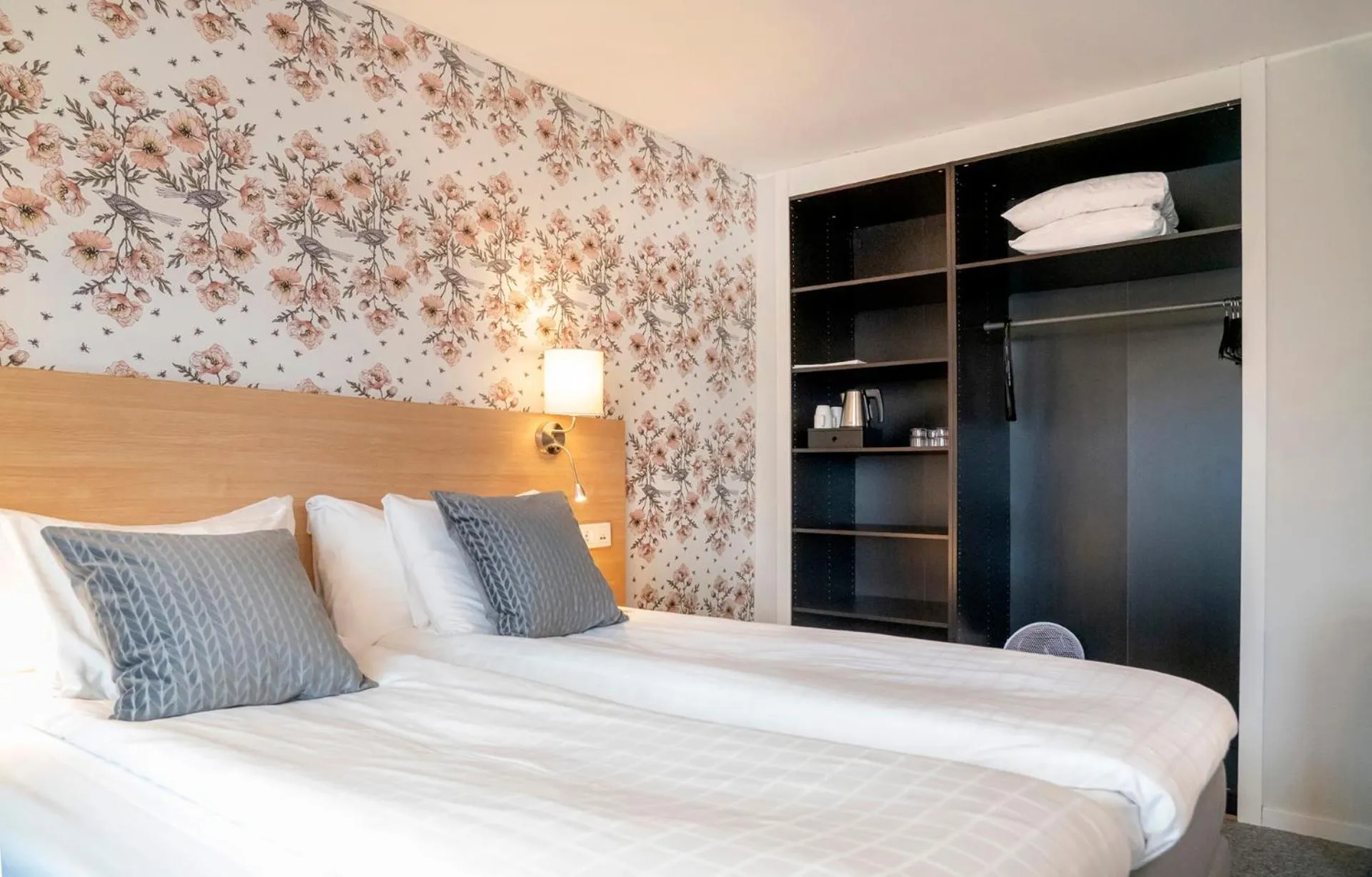 Property building, Bed in First Hotel Dragonen