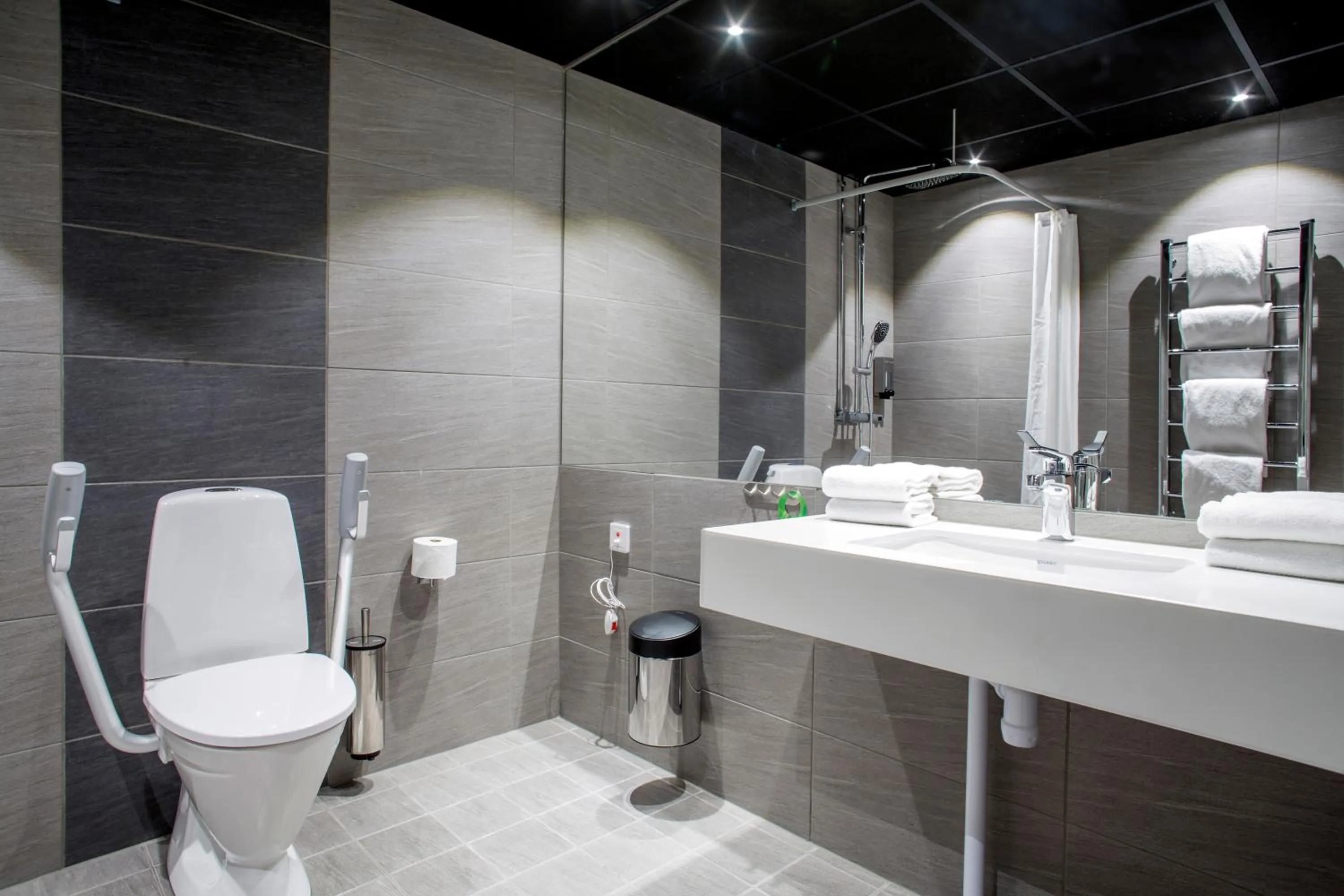 Bathroom in First Hotel Dragonen