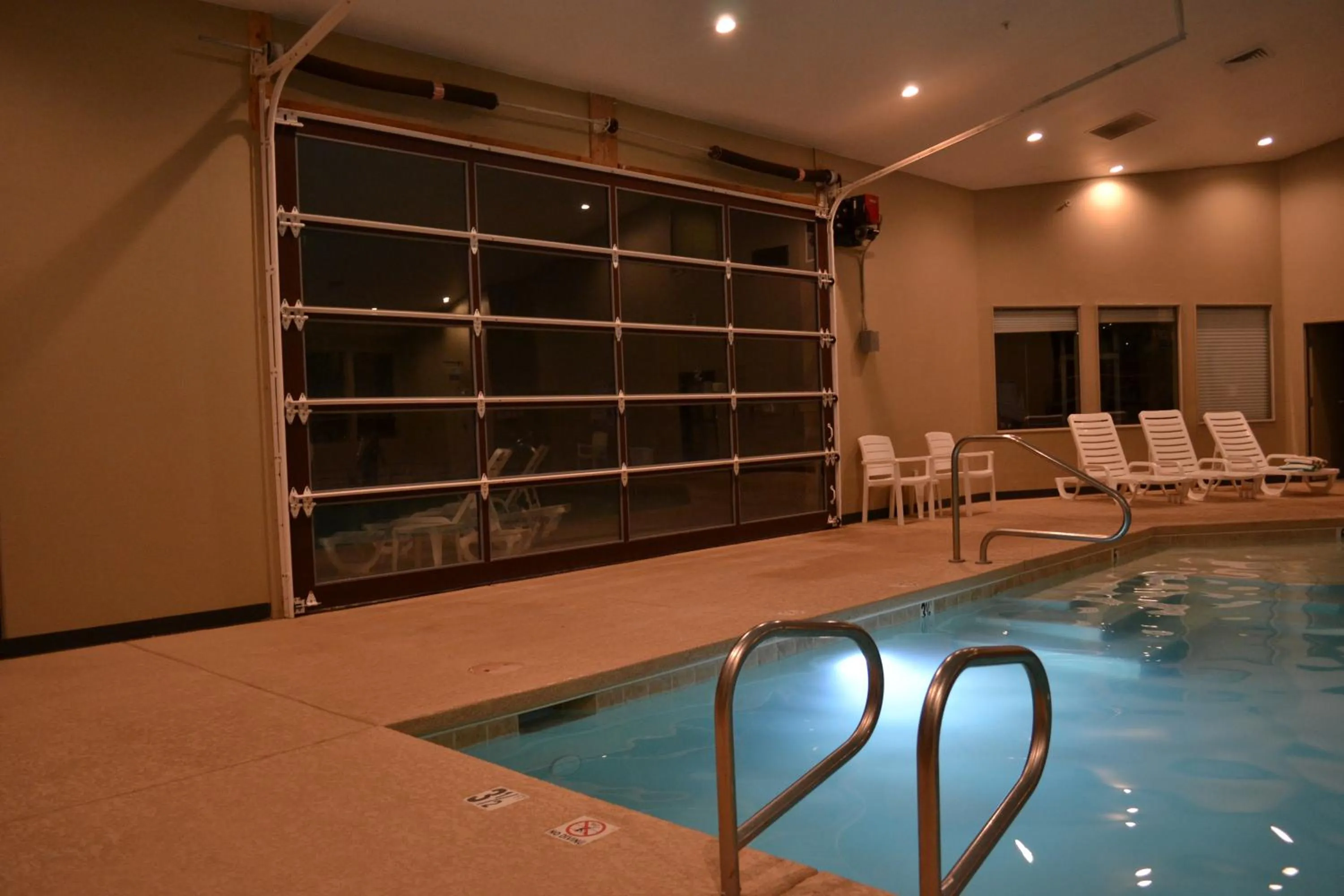 Swimming pool in Canyon Country Lodge