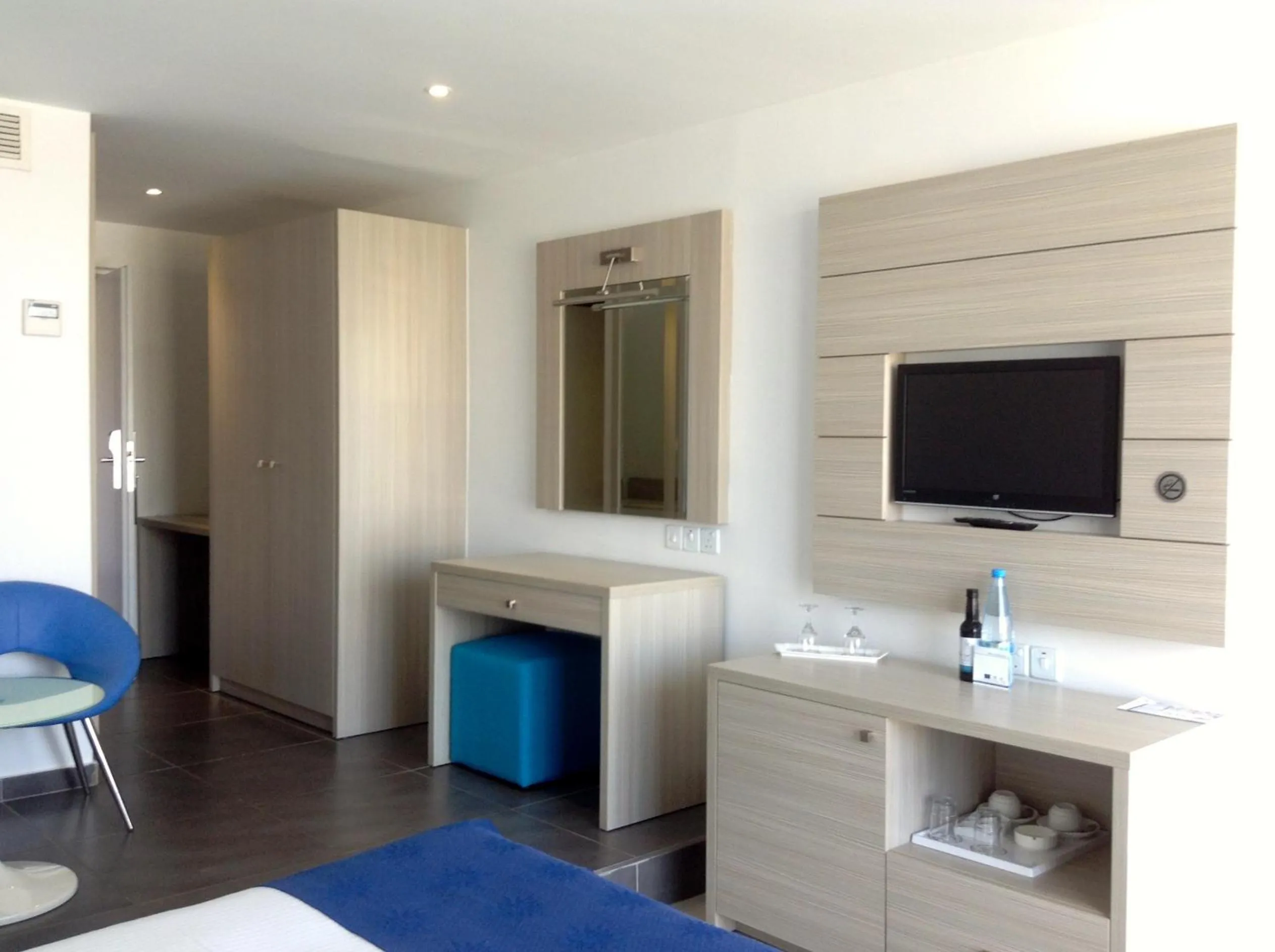 Photo of the whole room, Bed in Limanaki Beach Hotel & Suites