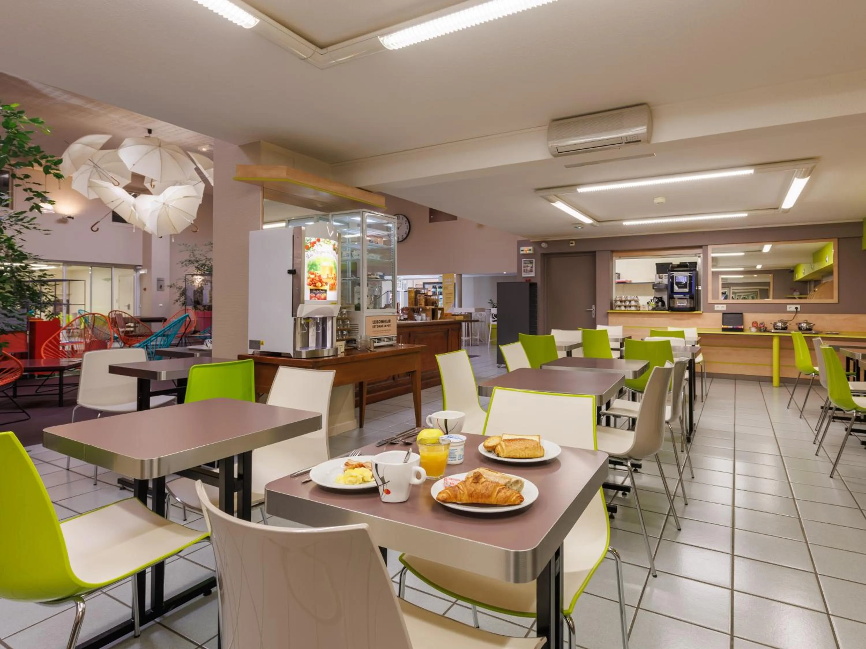 Dining area in B&B HOTEL Aurillac Le Lioran