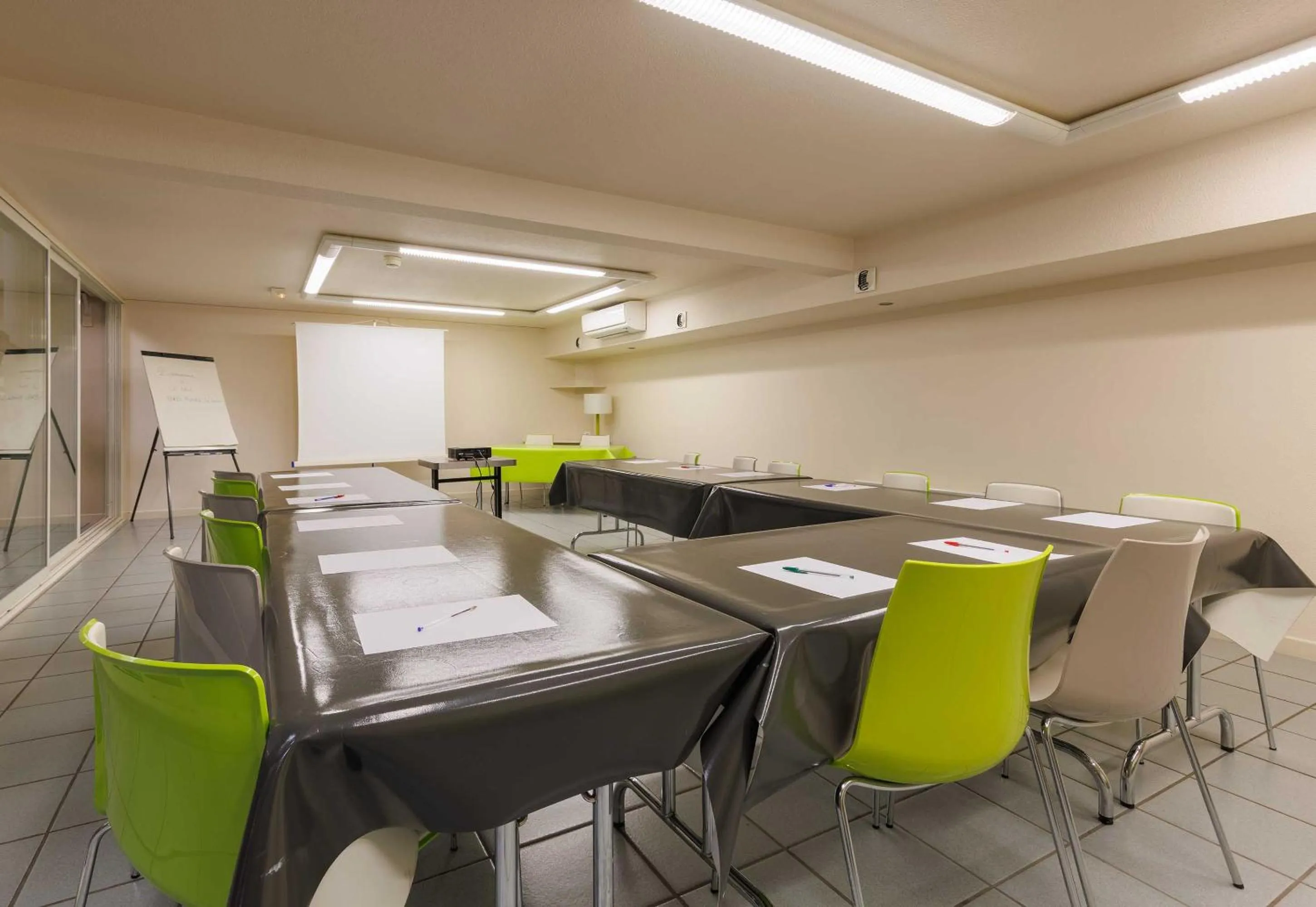 Meeting/conference room in B&B HOTEL Aurillac Le Lioran