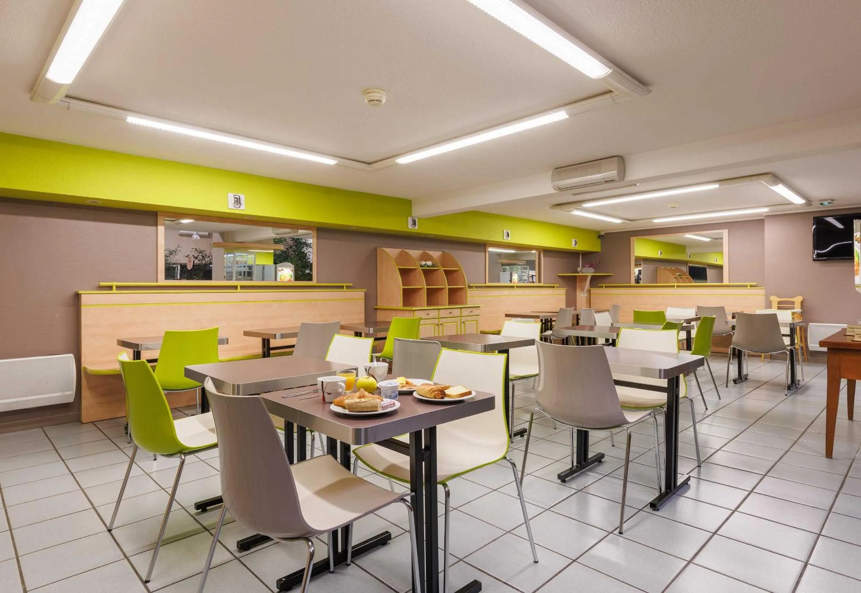 Restaurant/places to eat in B&B HOTEL Aurillac Le Lioran