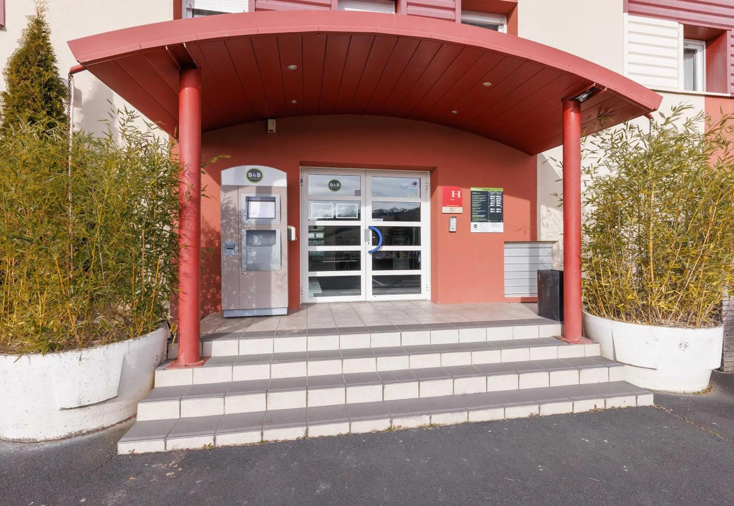 Facade/entrance in B&B HOTEL Aurillac Le Lioran