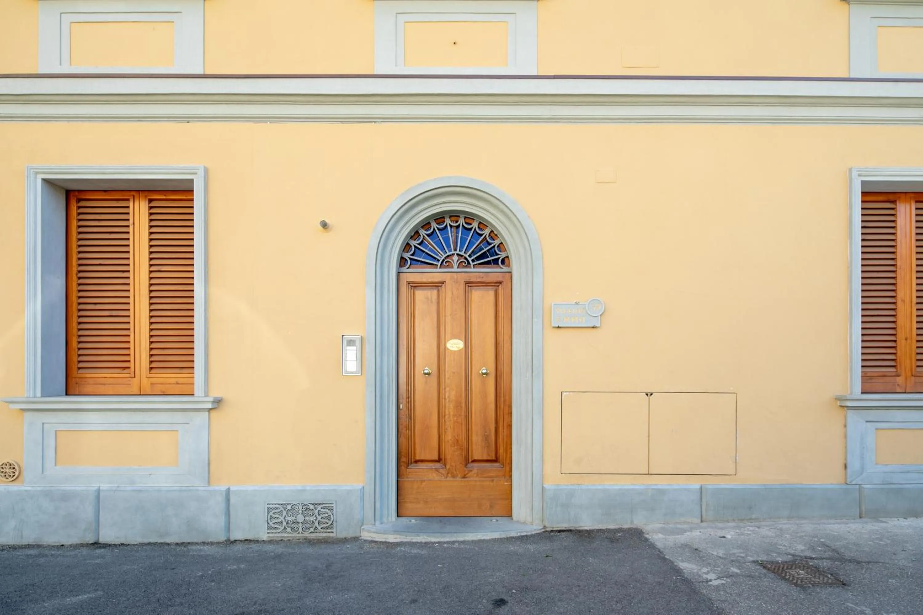 Facade/entrance in Giglio Apartments by Mmega