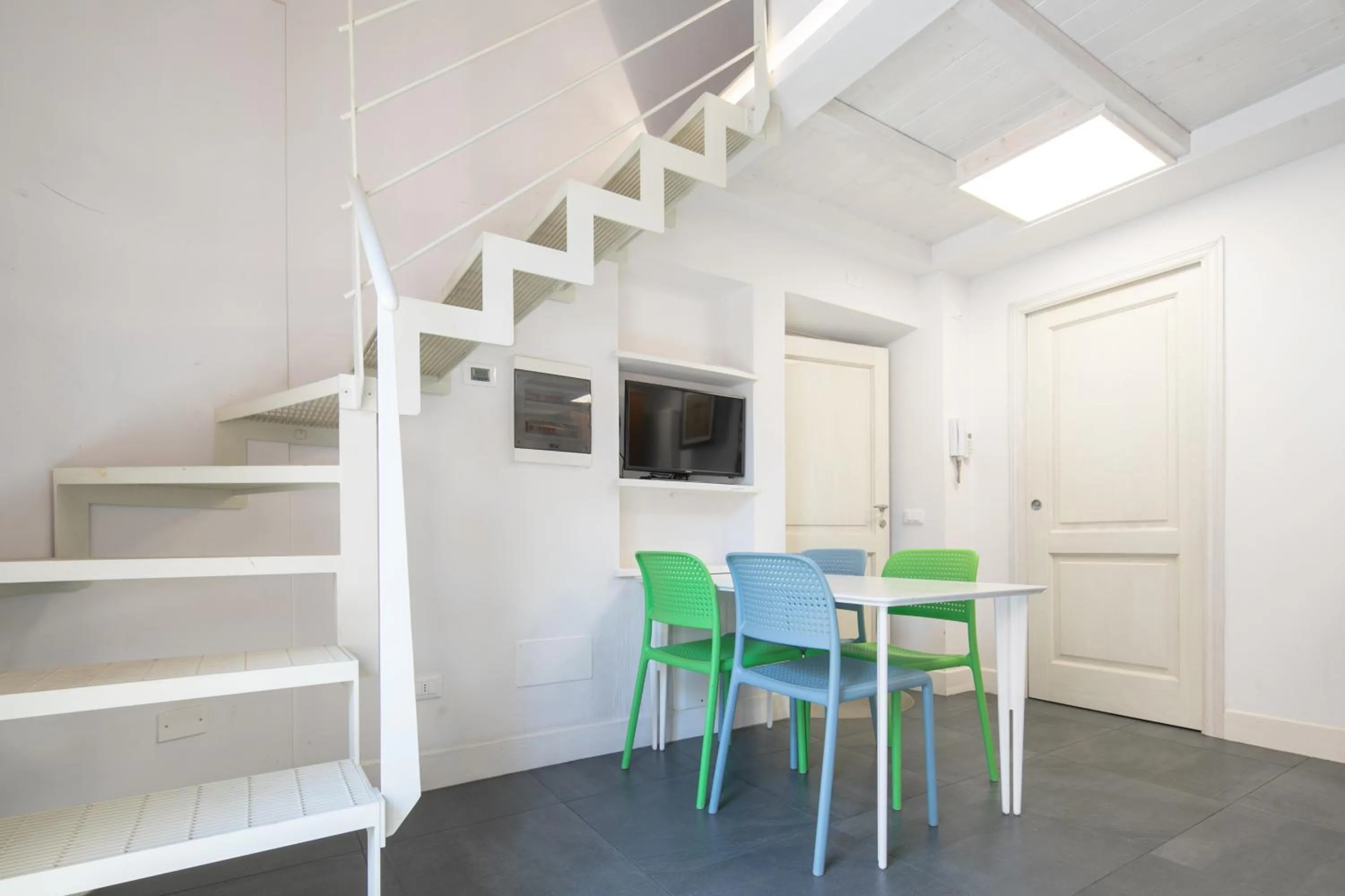 Dining area in Giglio Apartments by Mmega