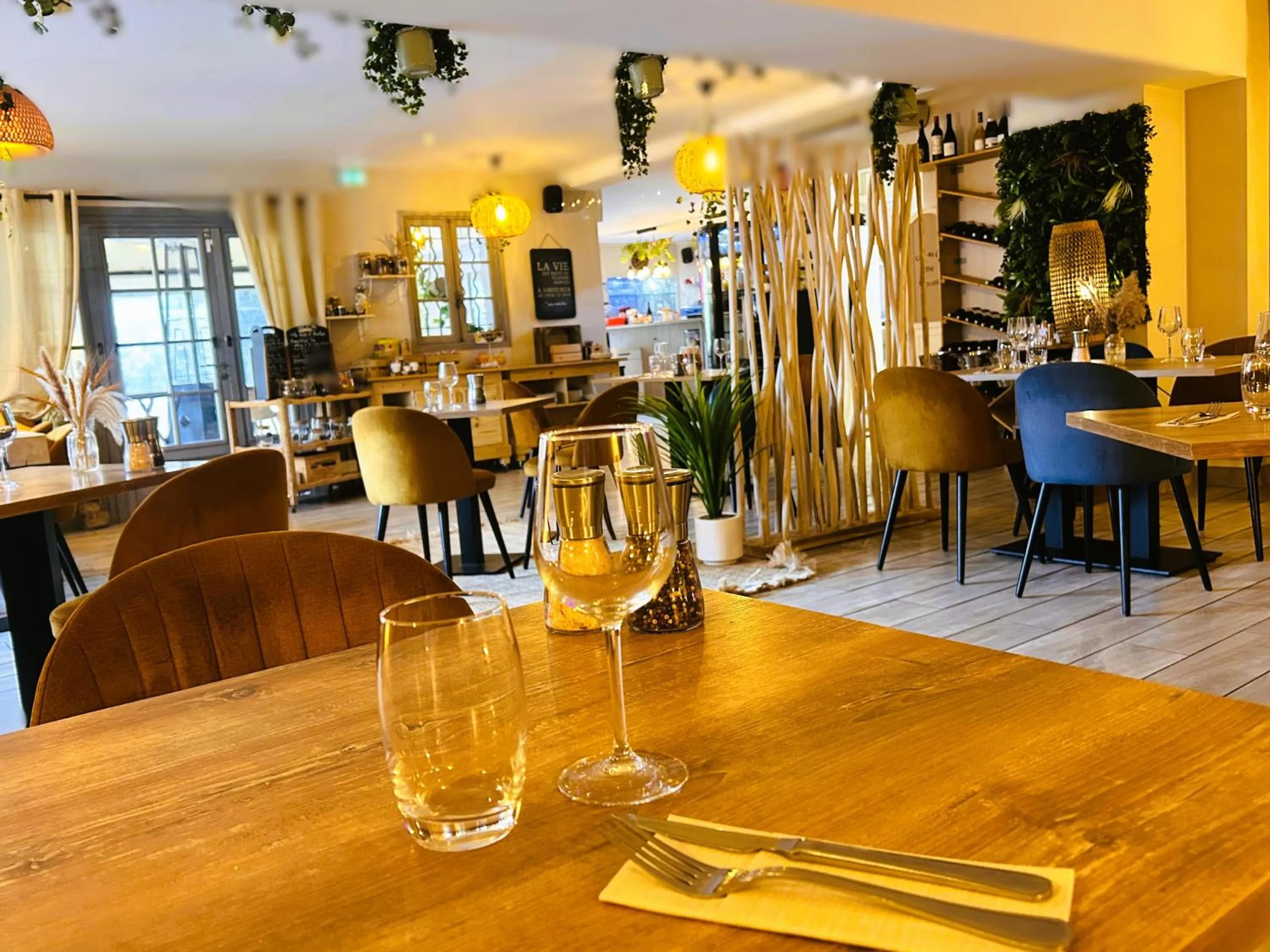 Restaurant/places to eat in Logis Hôtels La Bastide des Golfs