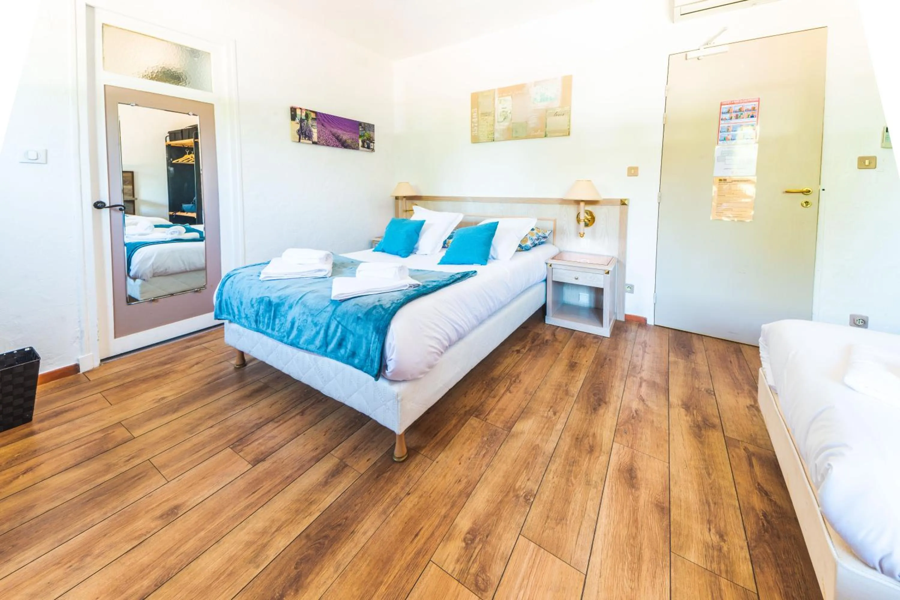 Bed in Logis Hôtels La Bastide des Golfs